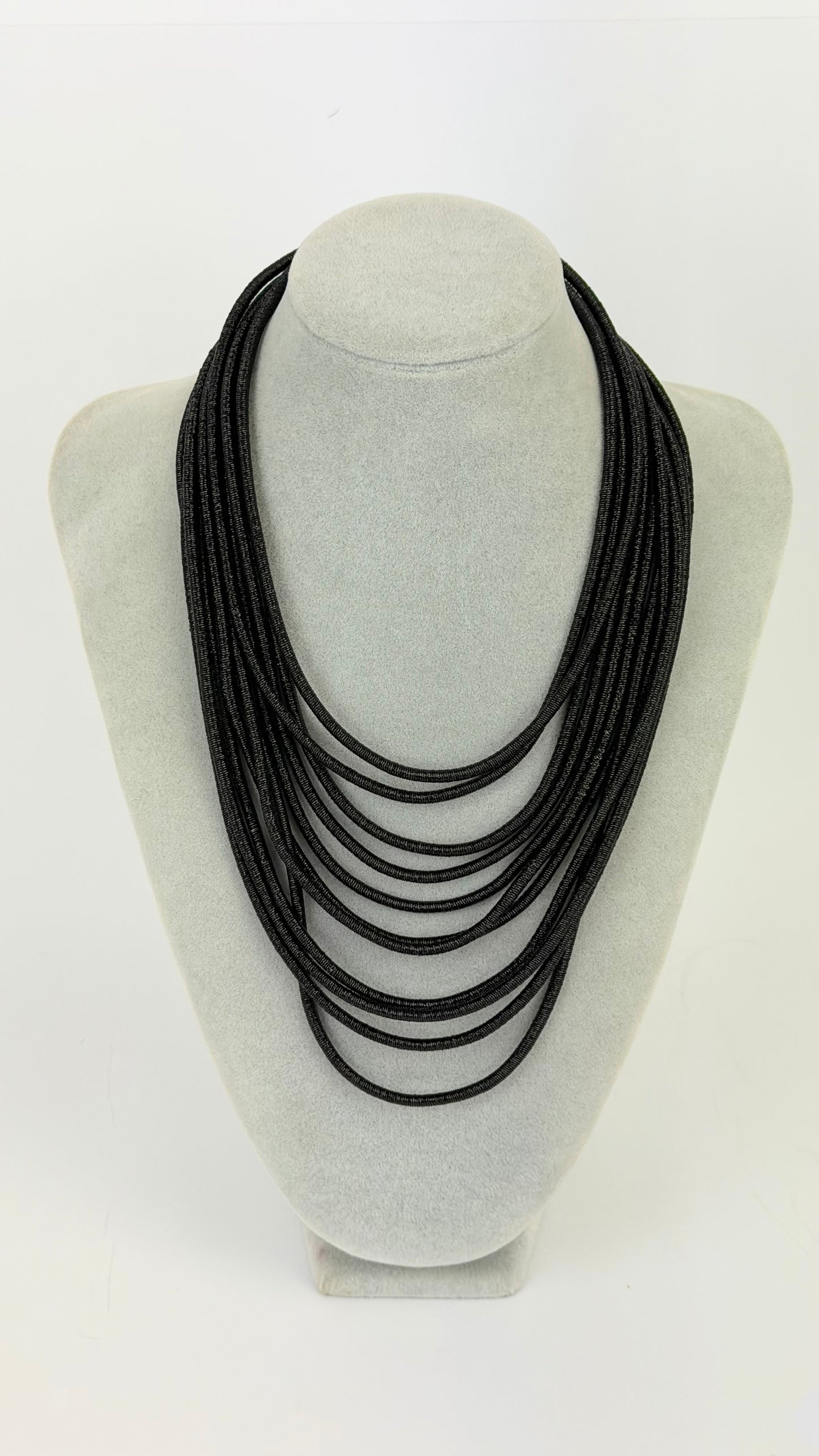 Colar várias voltas com brilho preto