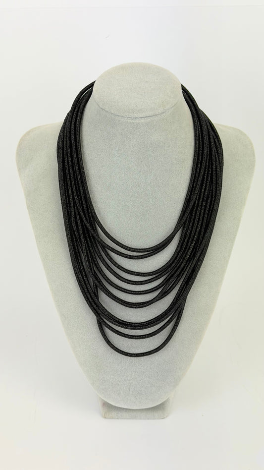 Colar várias voltas com brilho preto