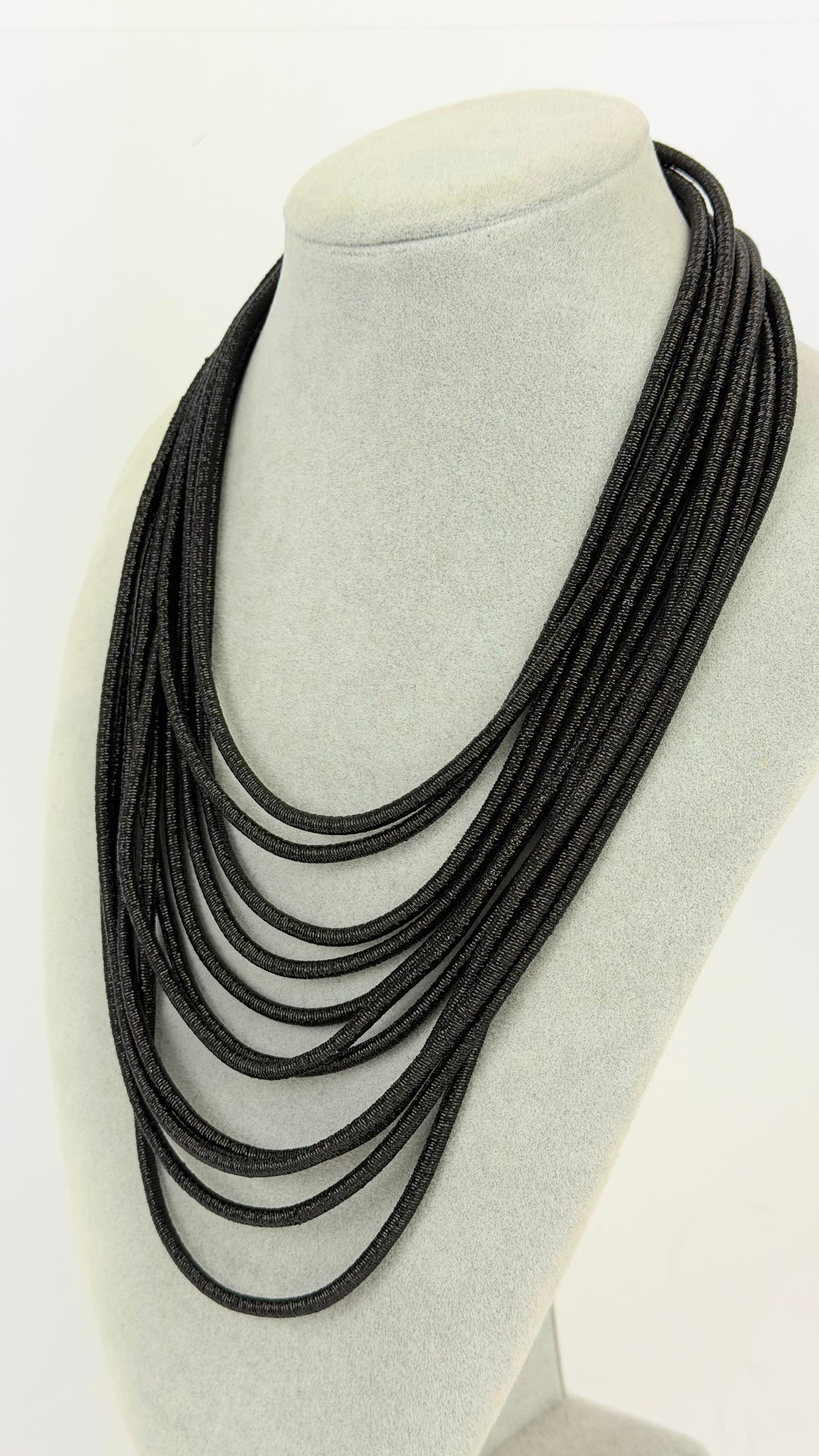 Colar várias voltas com brilho preto