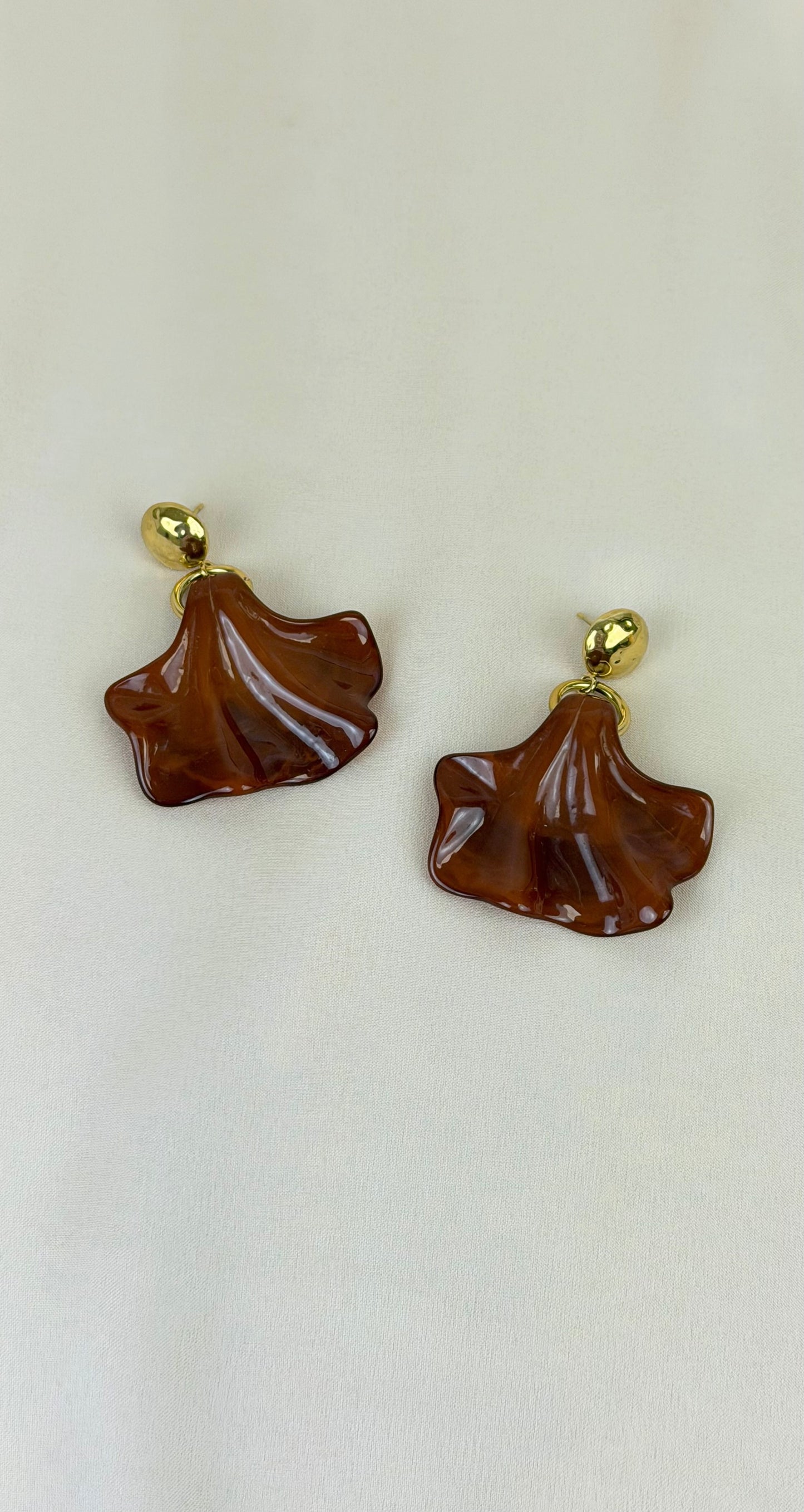 Brincos acrílico "concha" camel