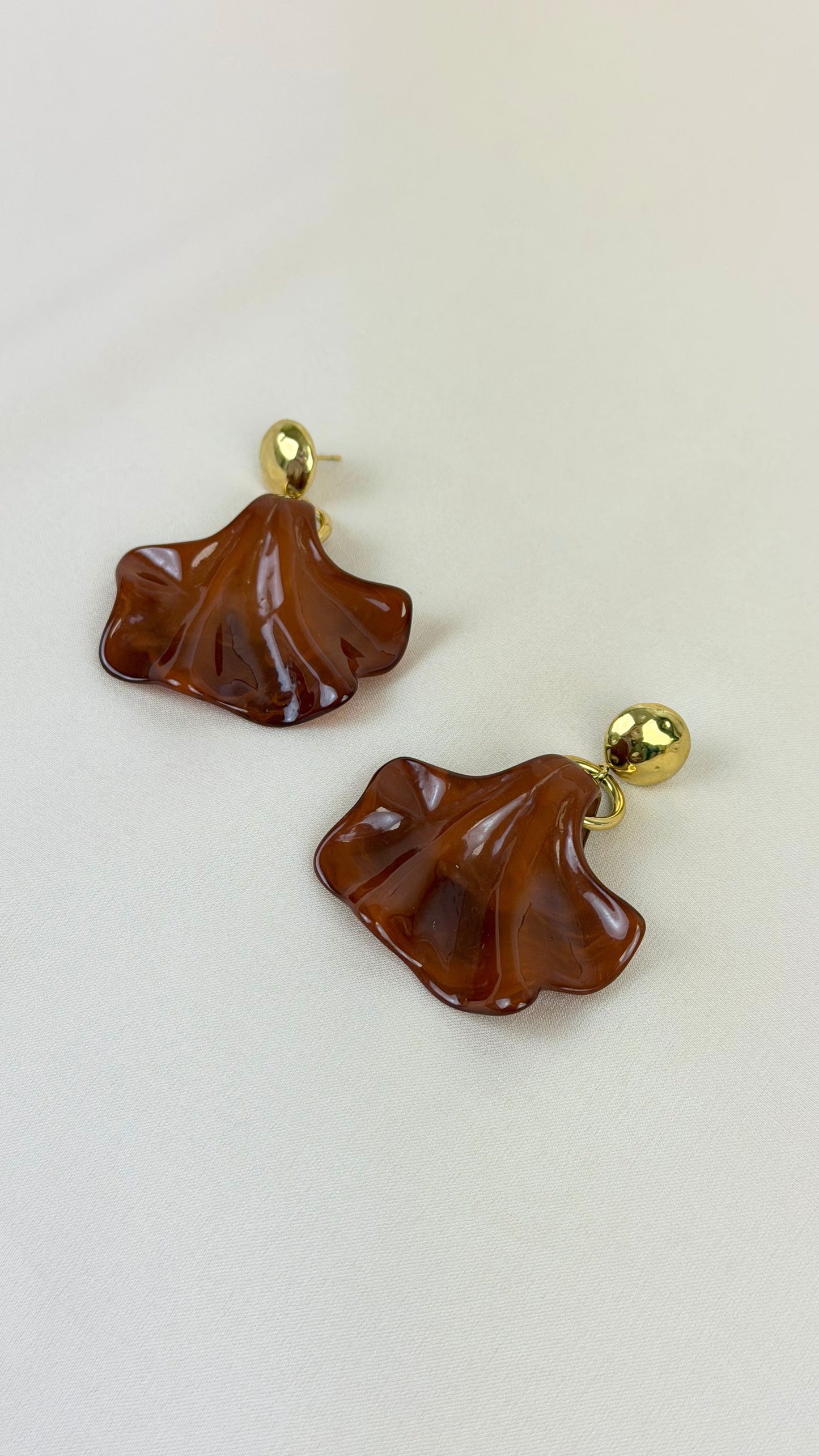 Brincos acrílico "concha" camel