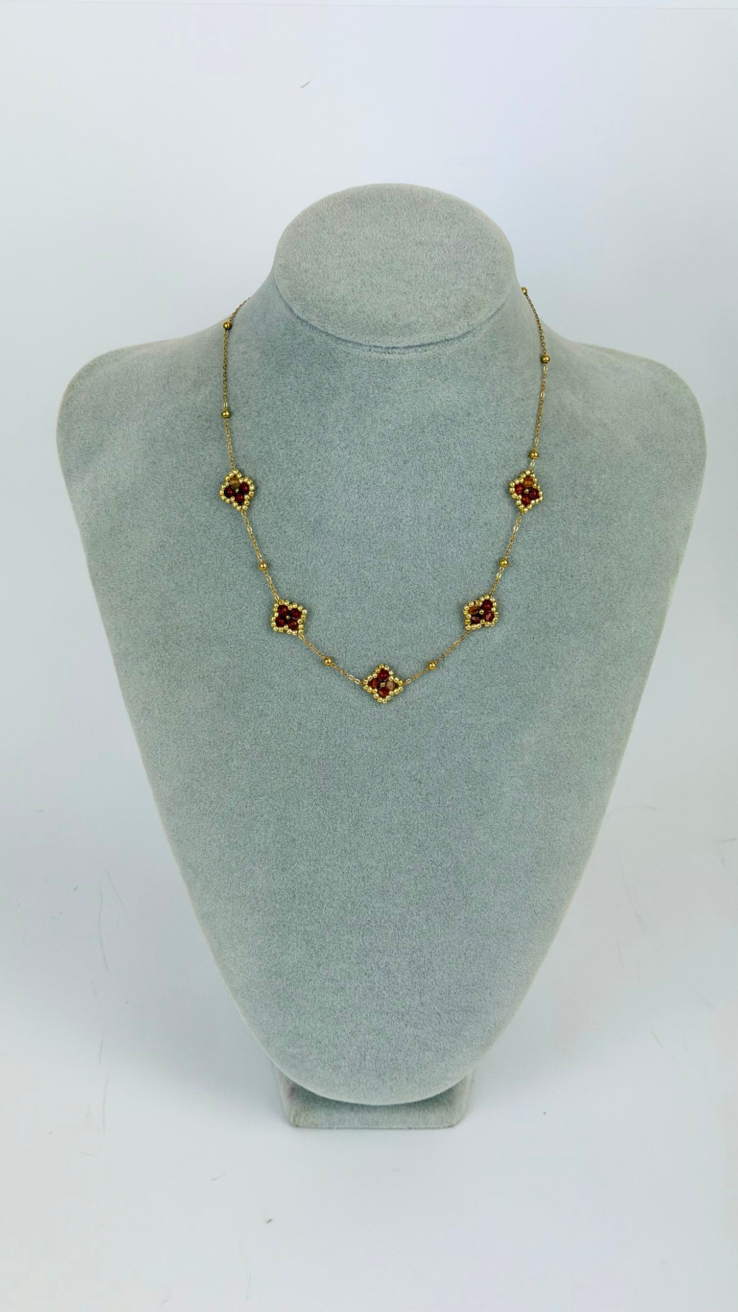 Colar fio aço florzinhas missangas telha