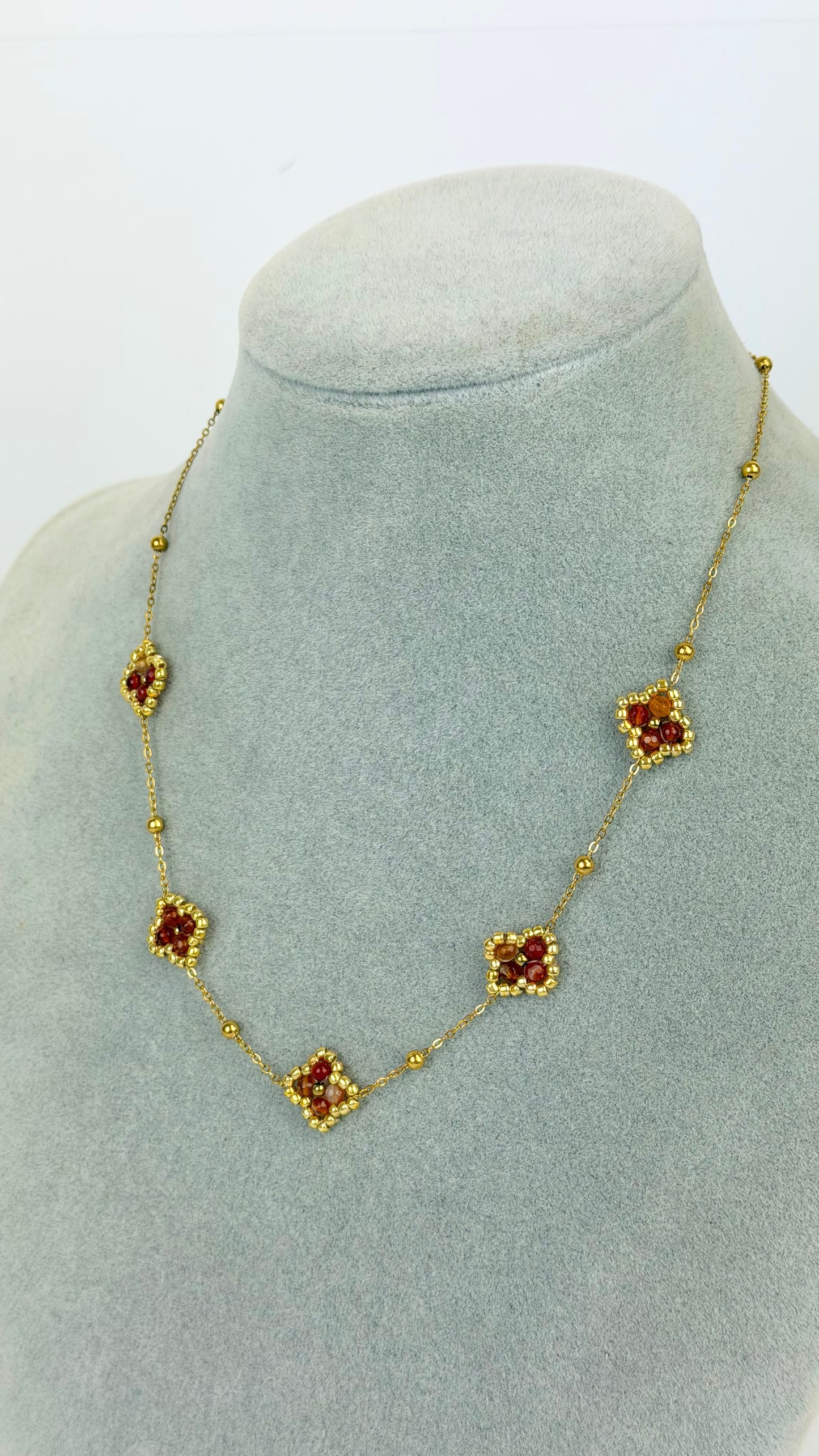 Colar fio aço florzinhas missangas telha