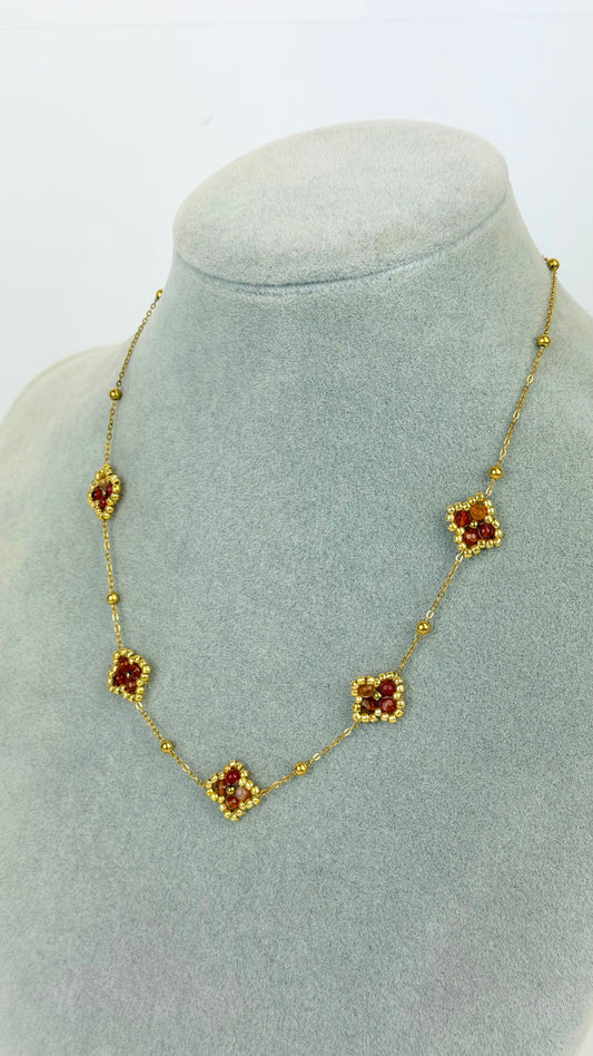 Colar fio aço florzinhas missangas telha