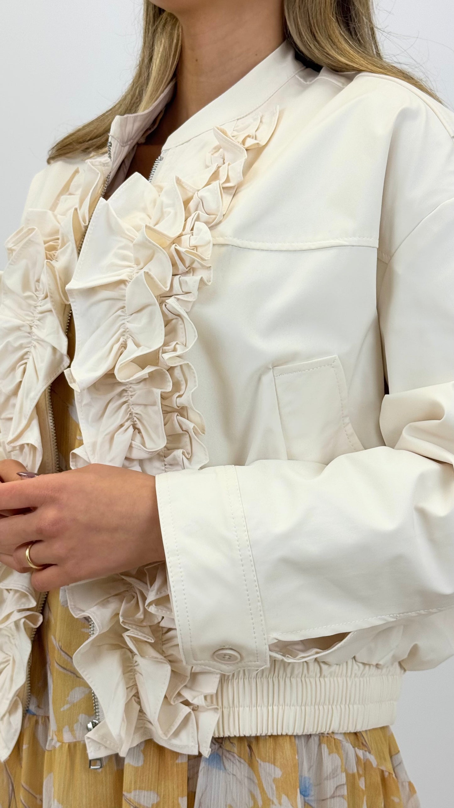 Bomber bege com folho