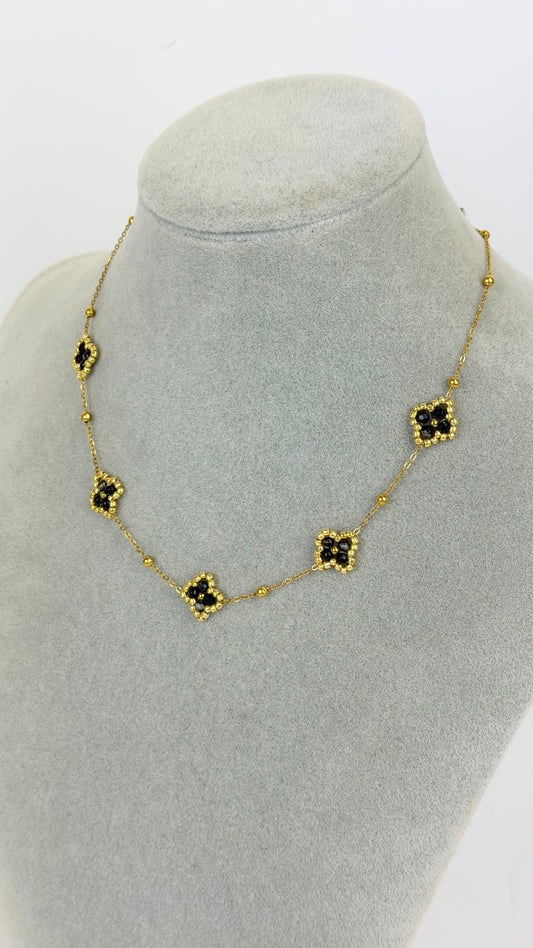 Colar fio aço florzinhas missangas pretas