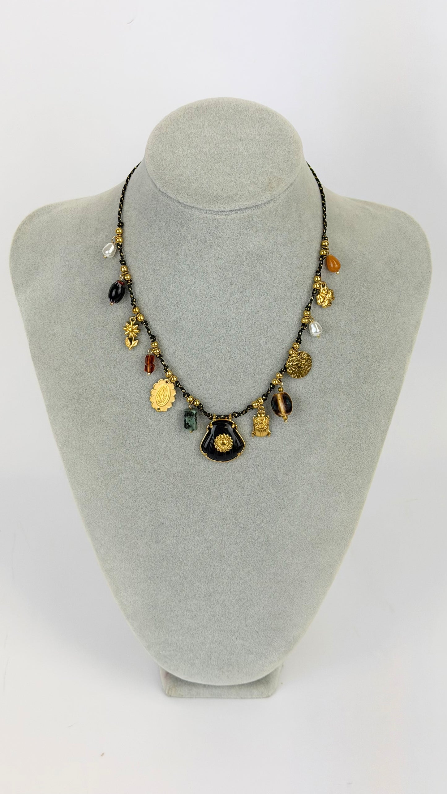 Colar aço com aplicações tons preto e telha