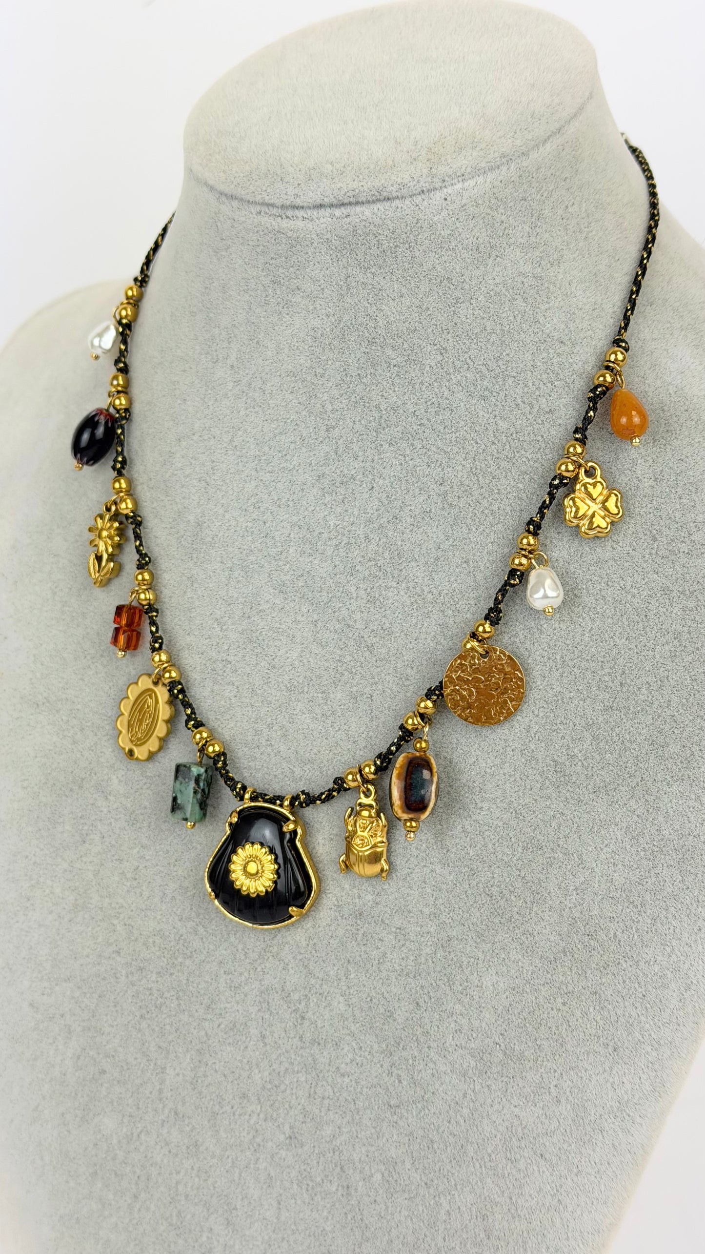 Colar aço com aplicações tons preto e telha