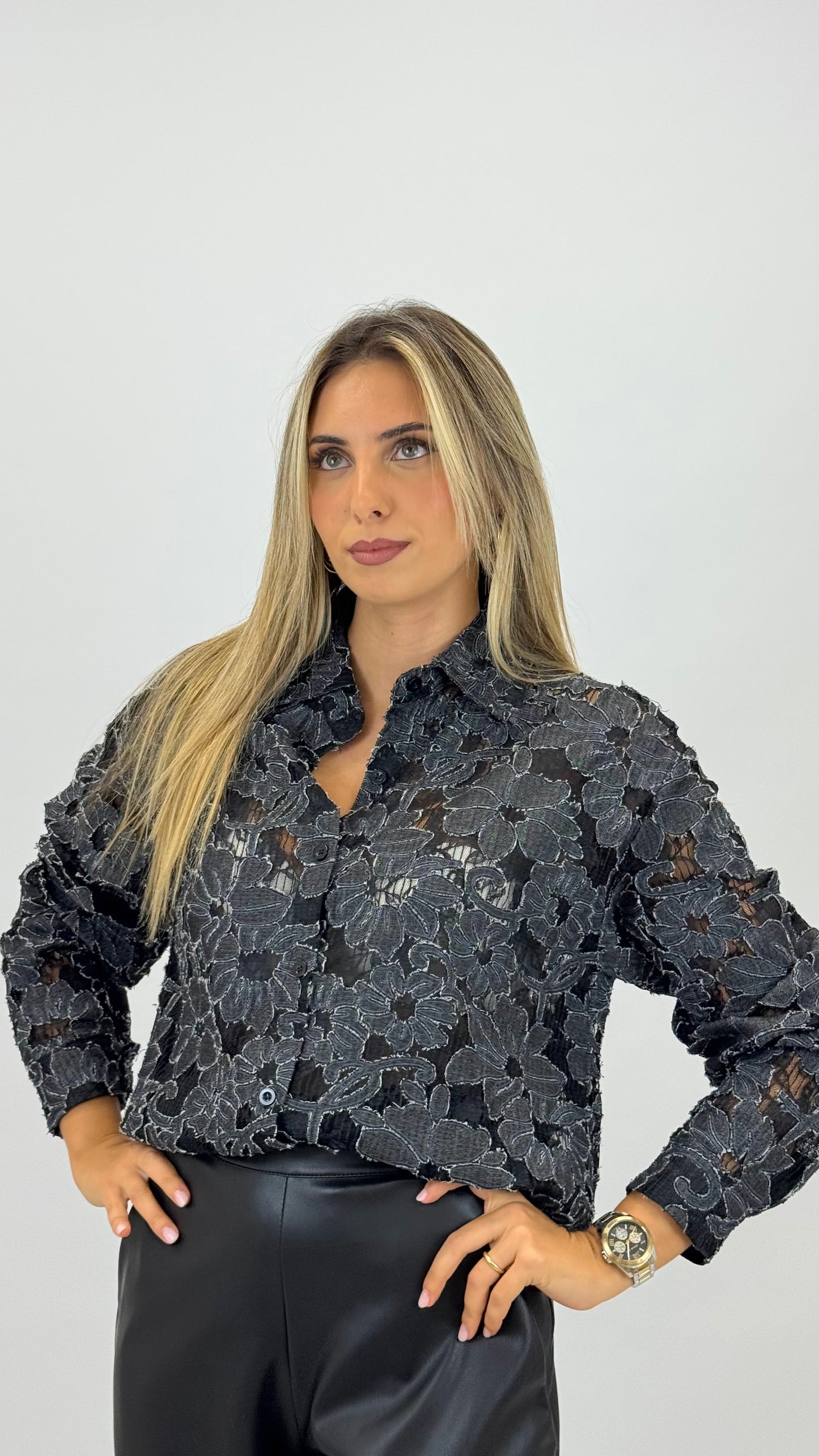 Camisa detalhes florais em ganga cinza e renda