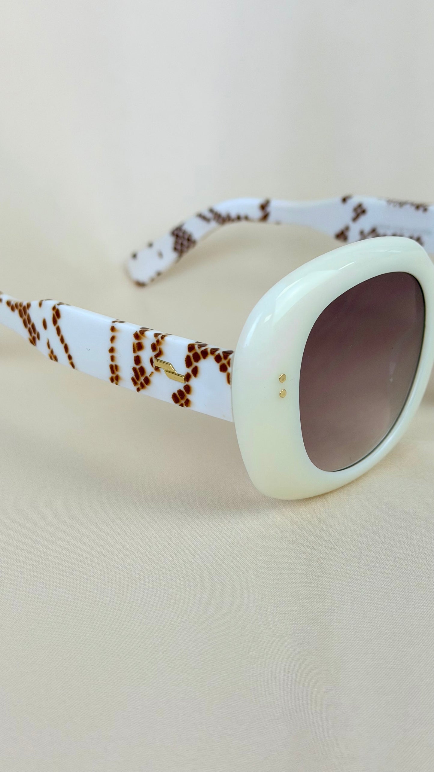 Óculos de sol em massa pérola com estampado na aste