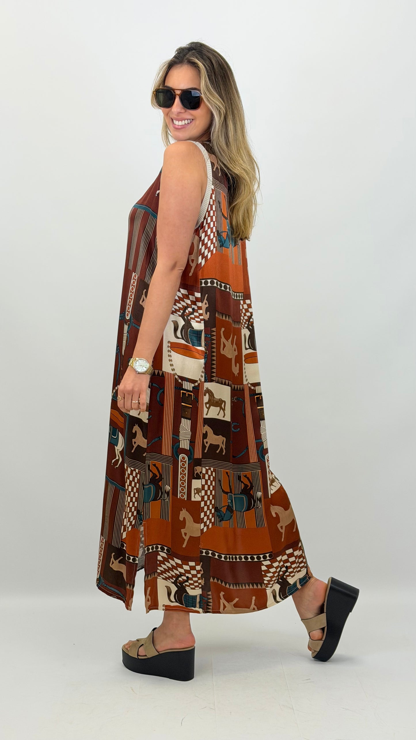 Vestido cavado estampado tons terracotta e castanho