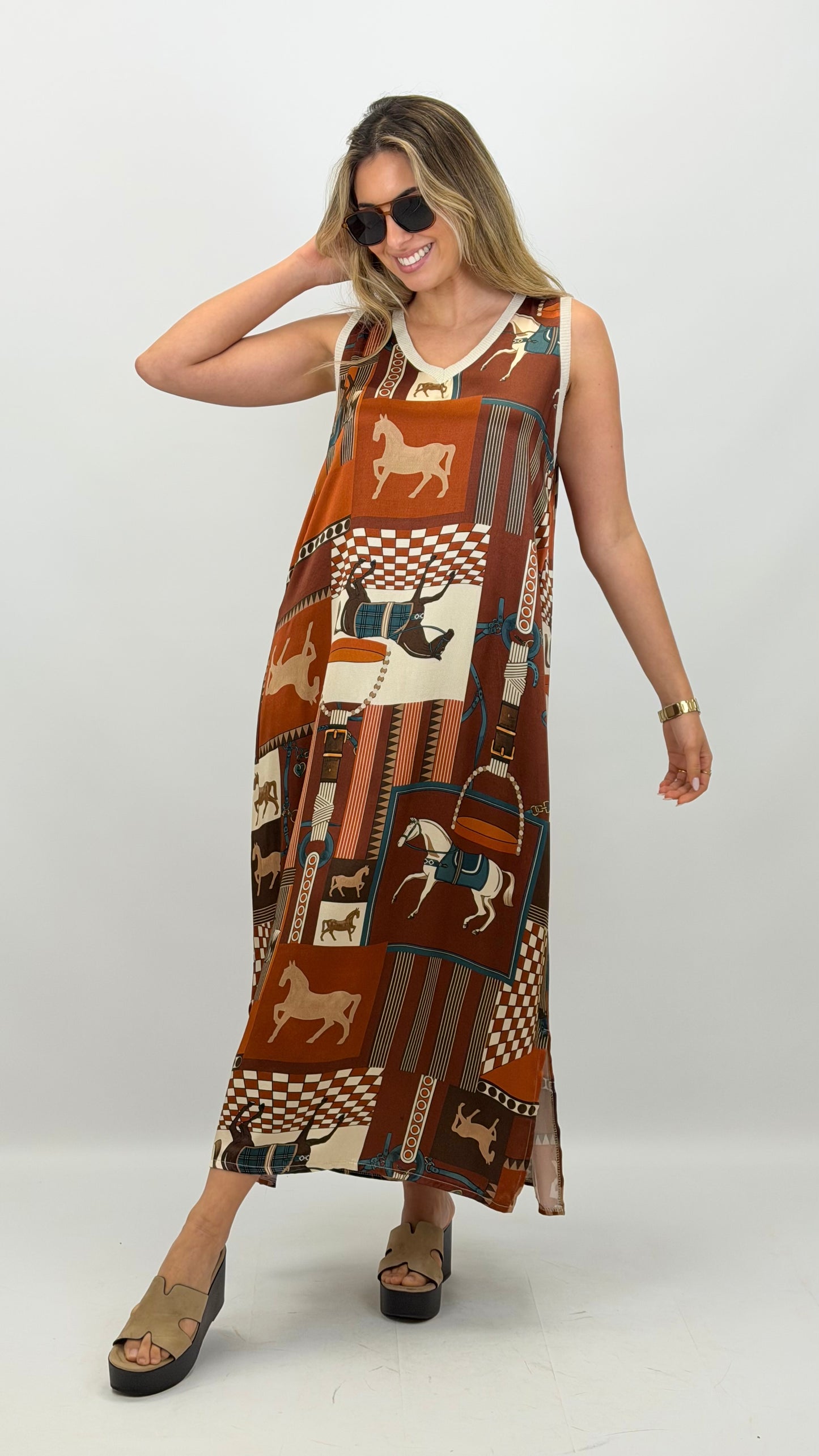 Vestido cavado estampado tons terracotta e castanho