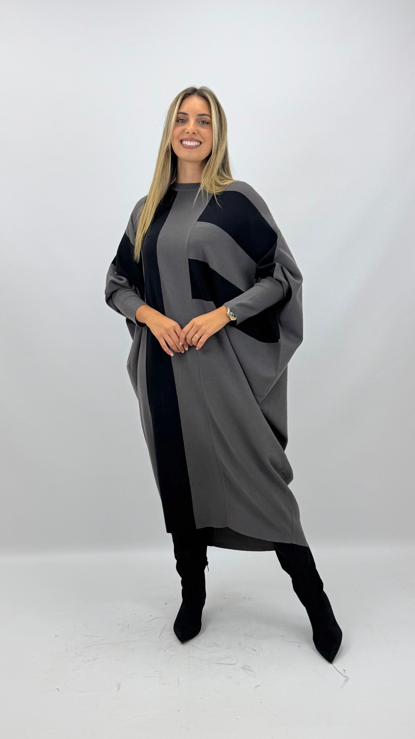 Vestido malha cinza com riscas pretas
