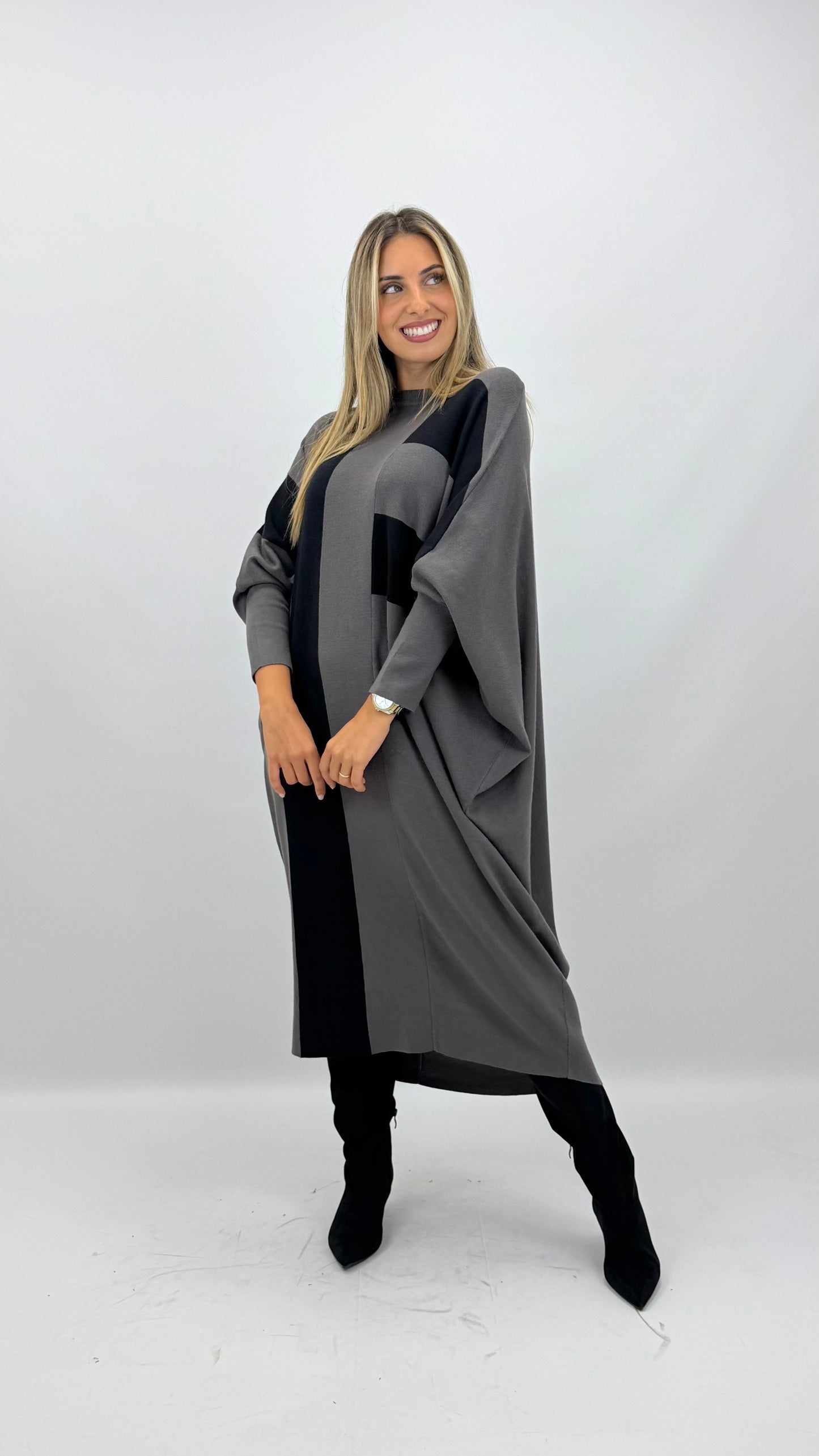 Vestido malha cinza com riscas pretas