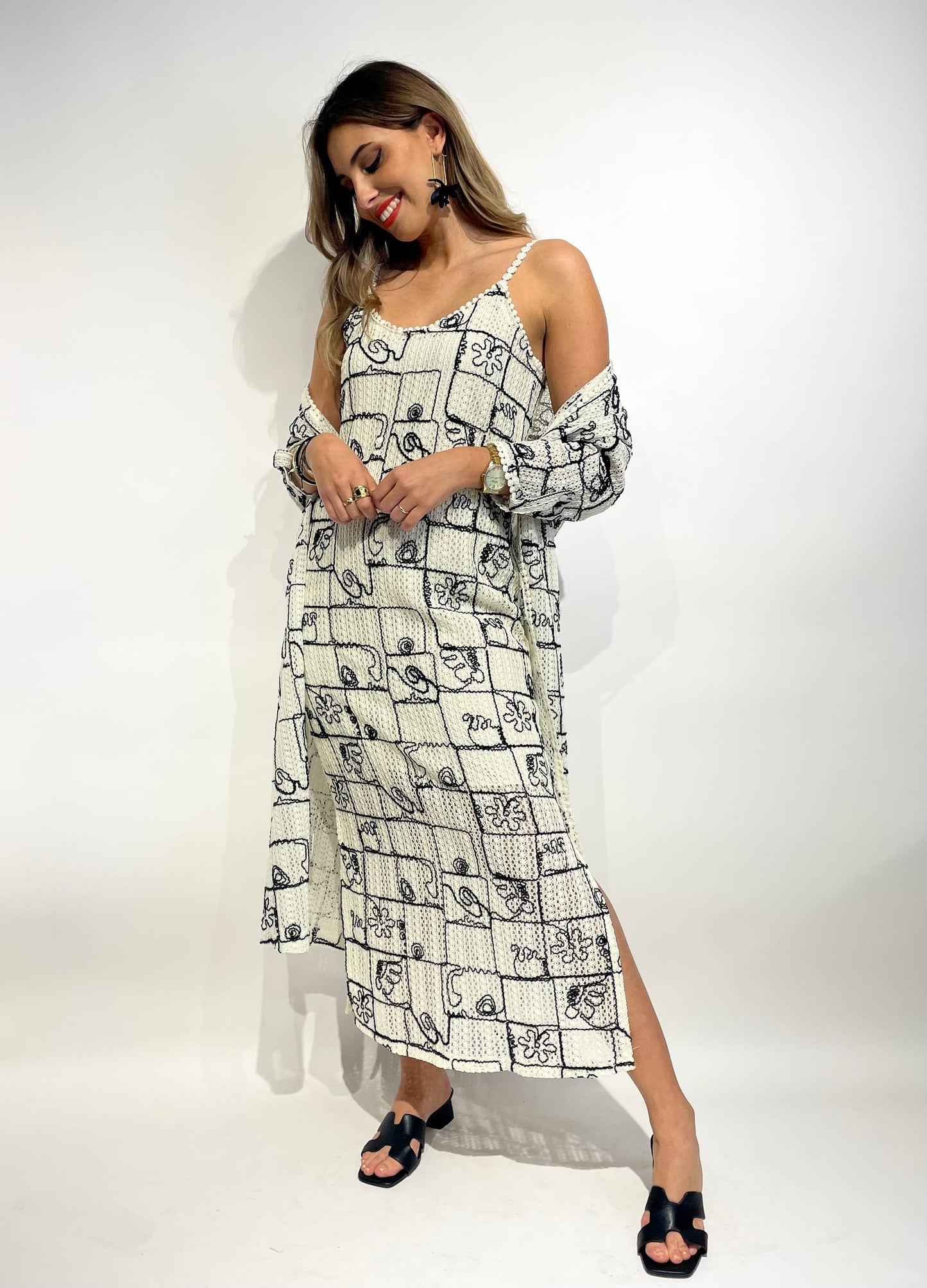 Vestido creme com bordado preto abstrato