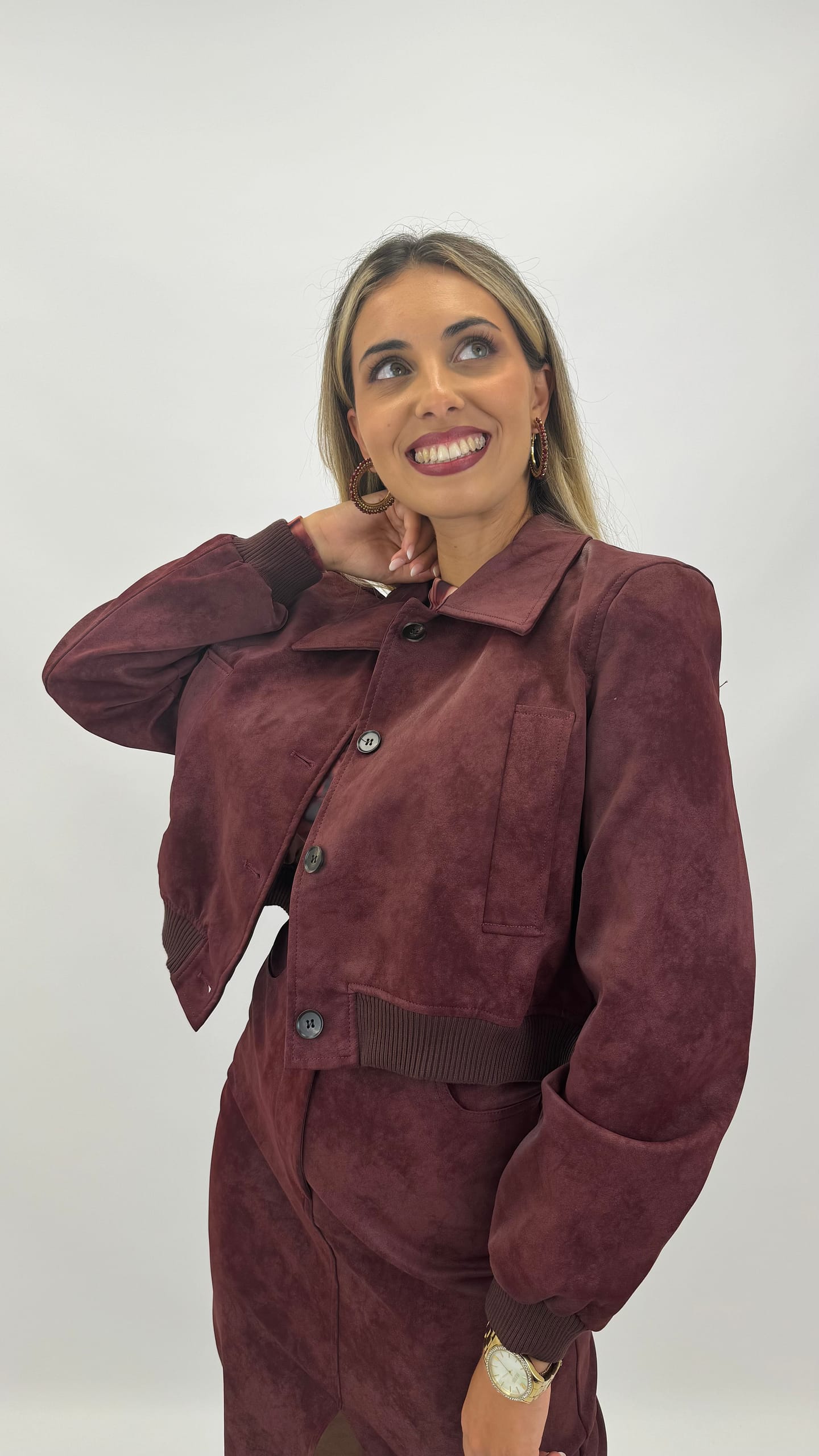 Blusão curto em eco-pele bordeaux