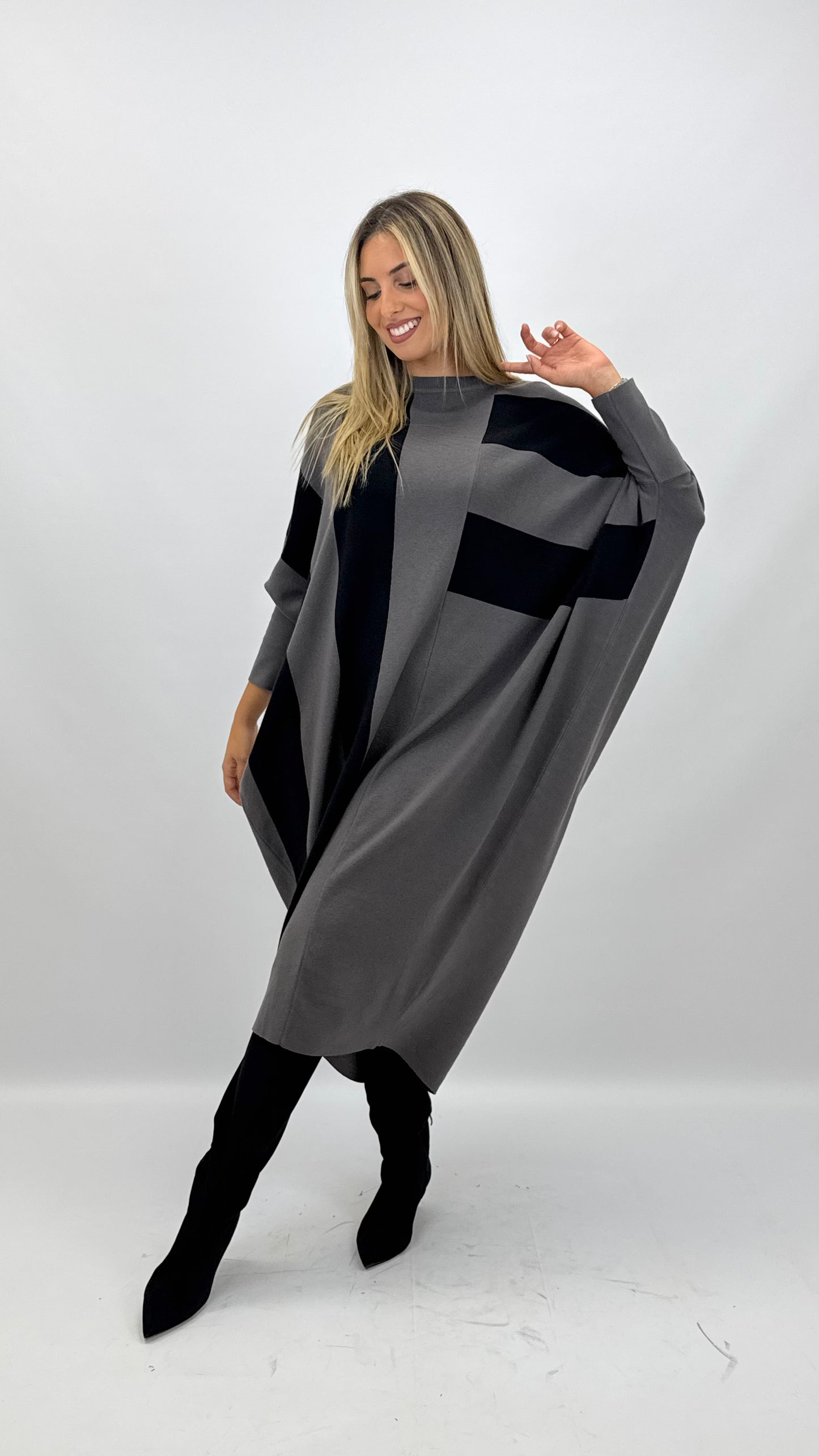 Vestido malha cinza com riscas pretas