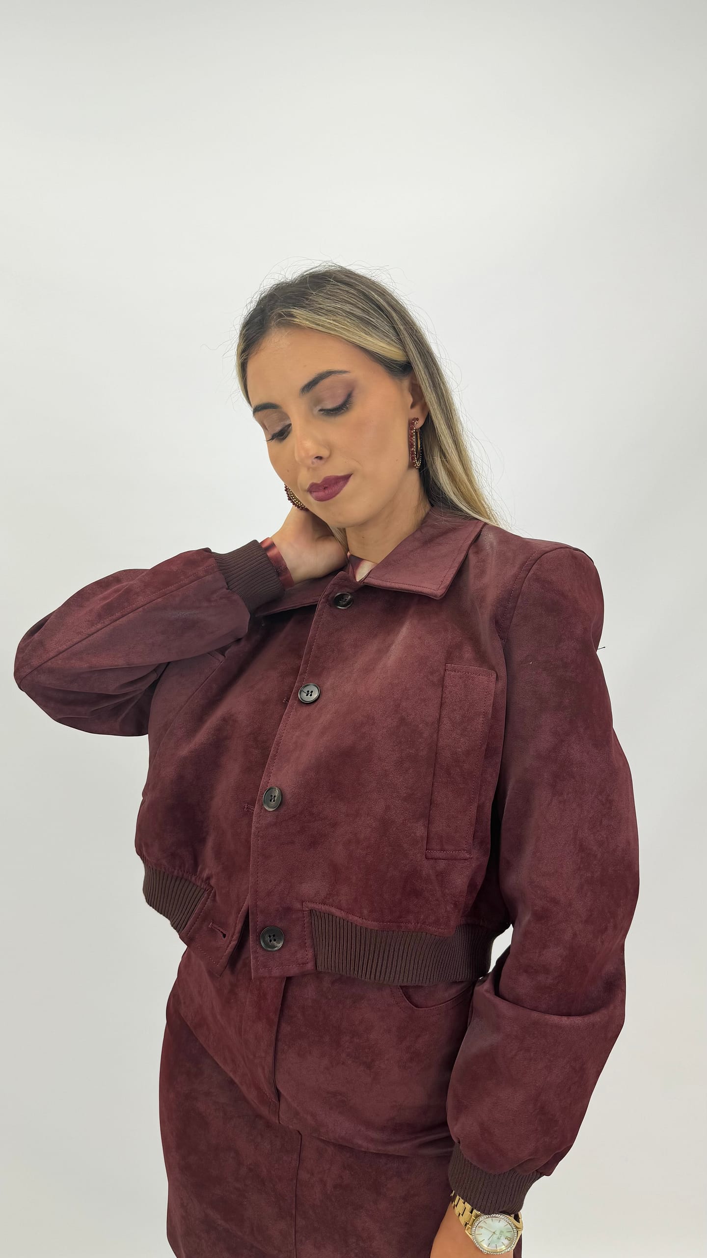 Blusão curto em eco-pele bordeaux