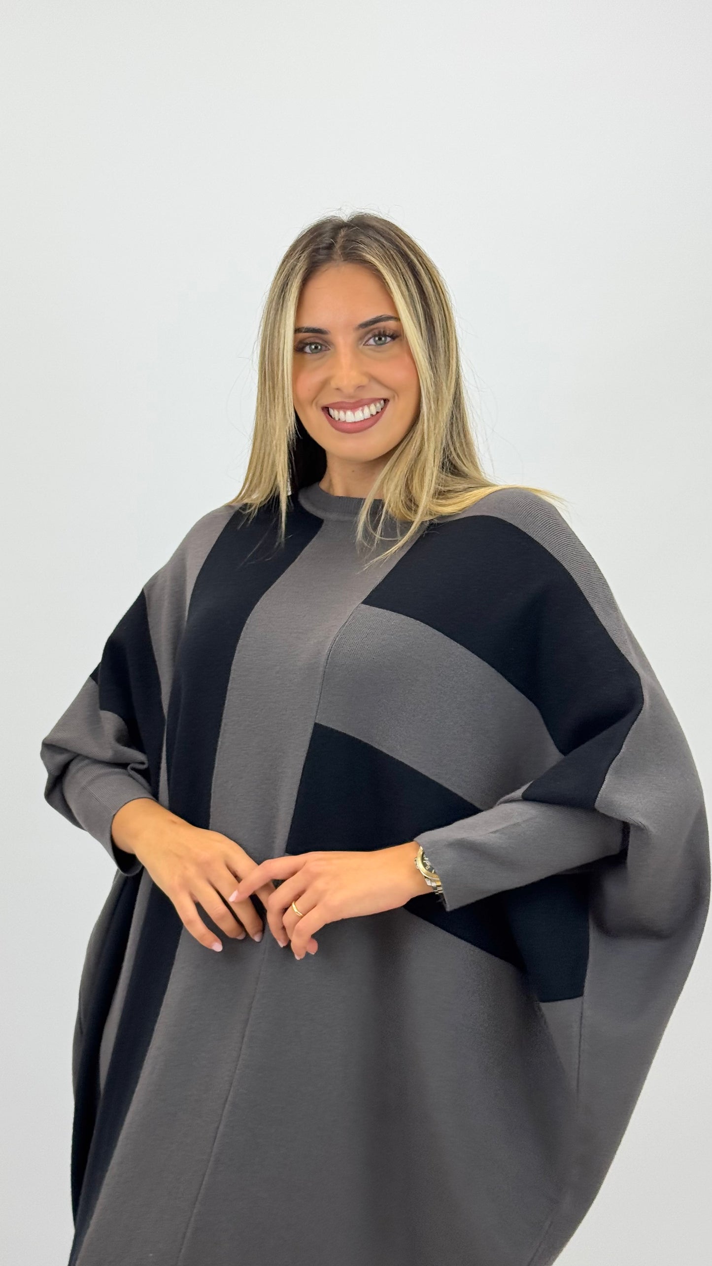 Vestido malha cinza com riscas pretas