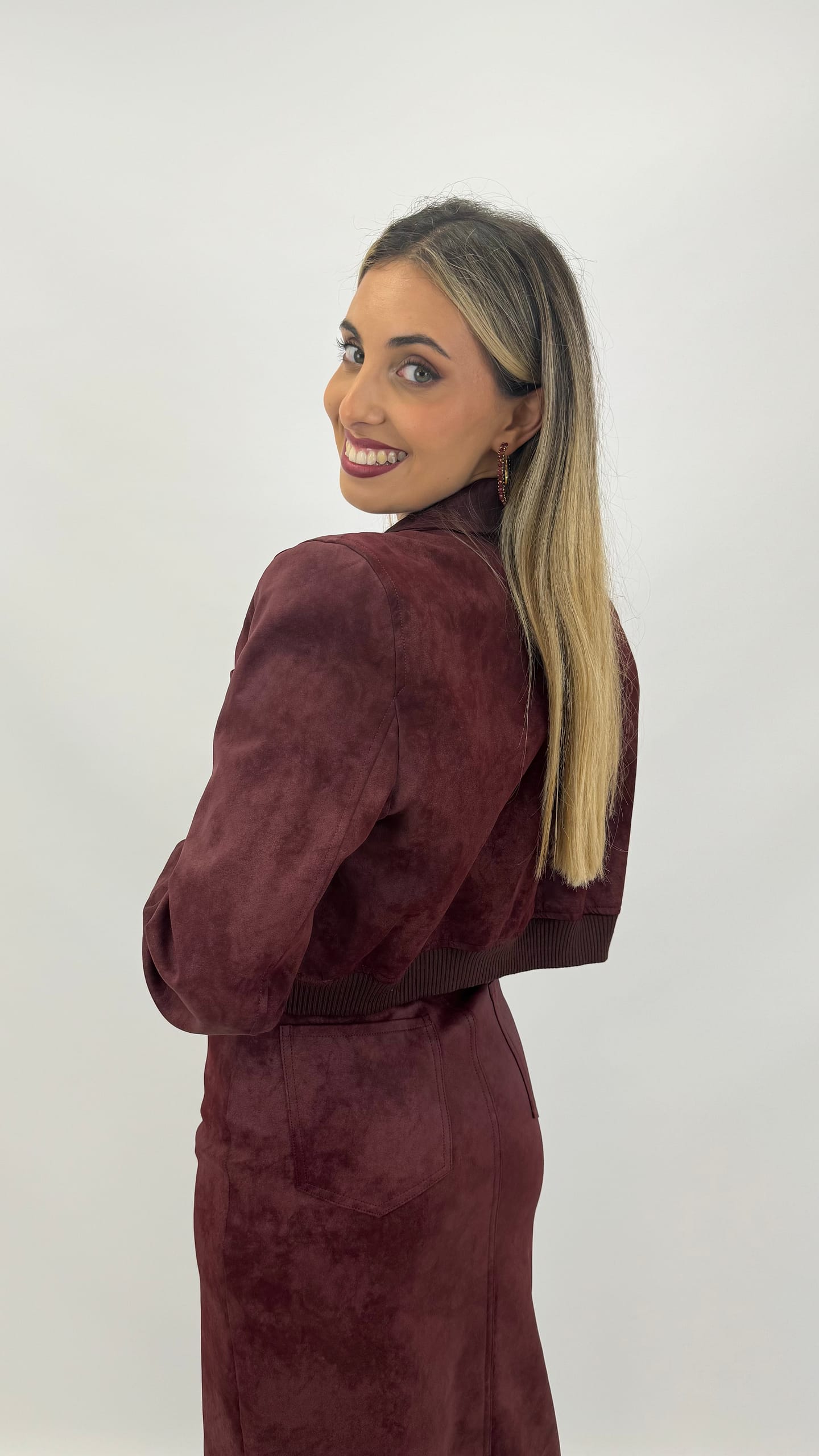 Blusão curto em eco-pele bordeaux