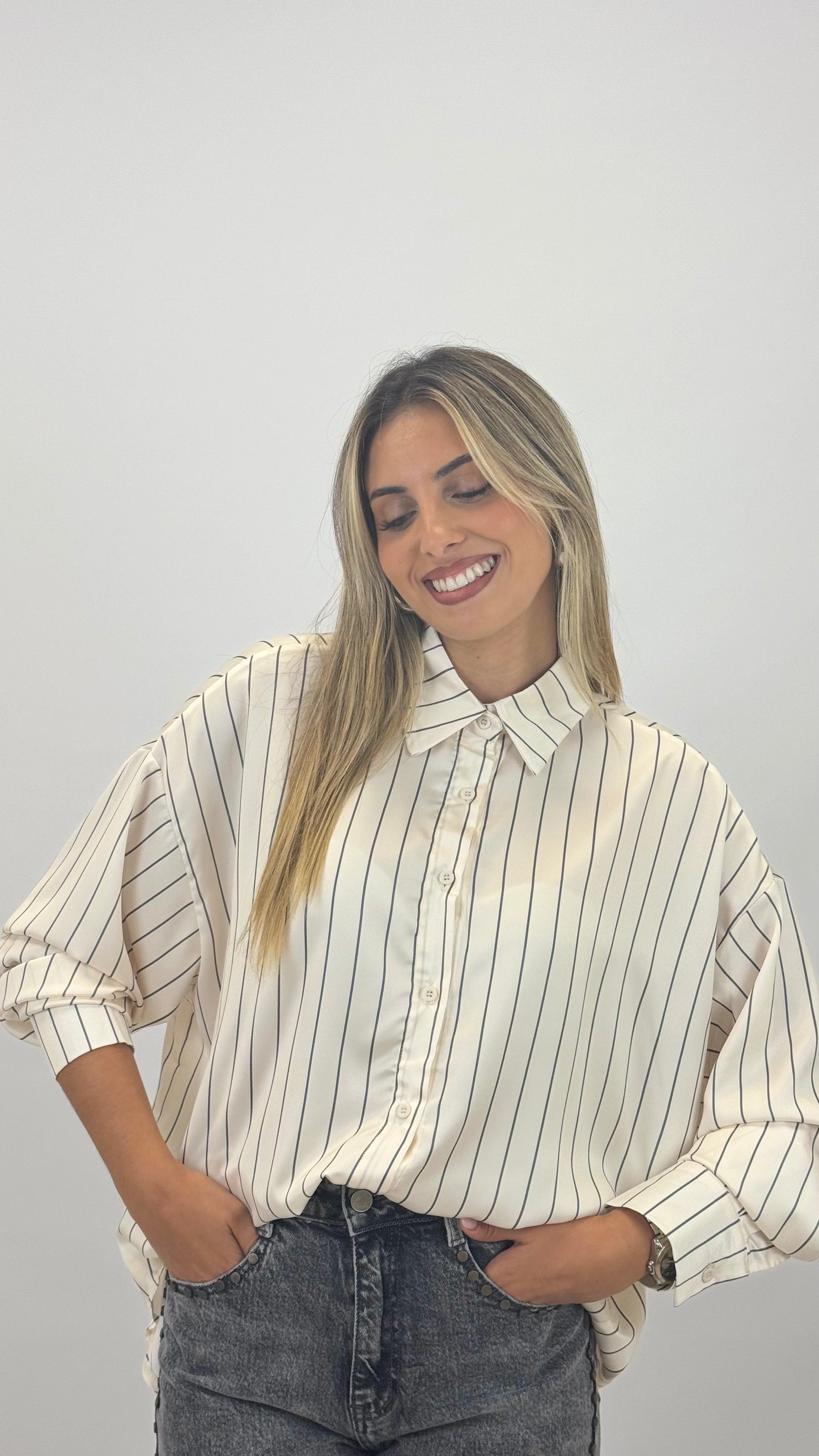 Camisa pérola com risca cinza
