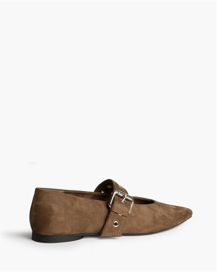 Sapato raso com fivela camel