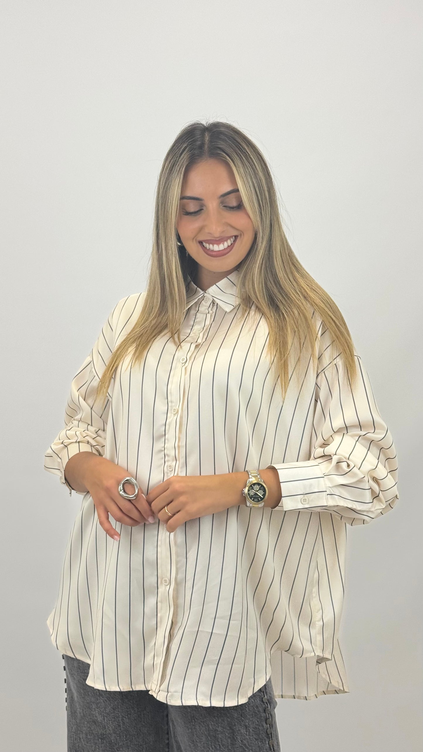 Camisa pérola com risca cinza