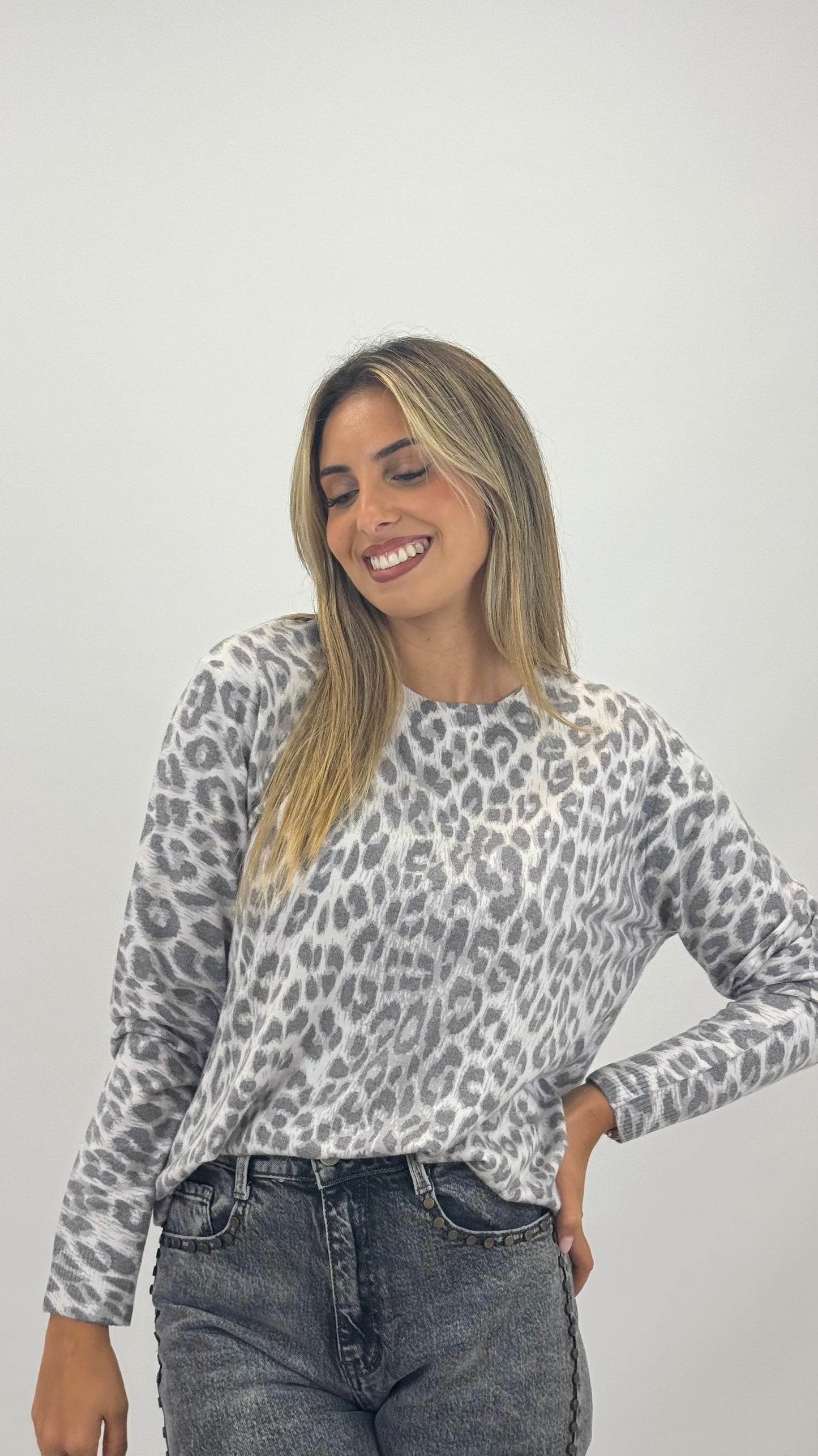 Camisola estampado animal tons cinza e branco