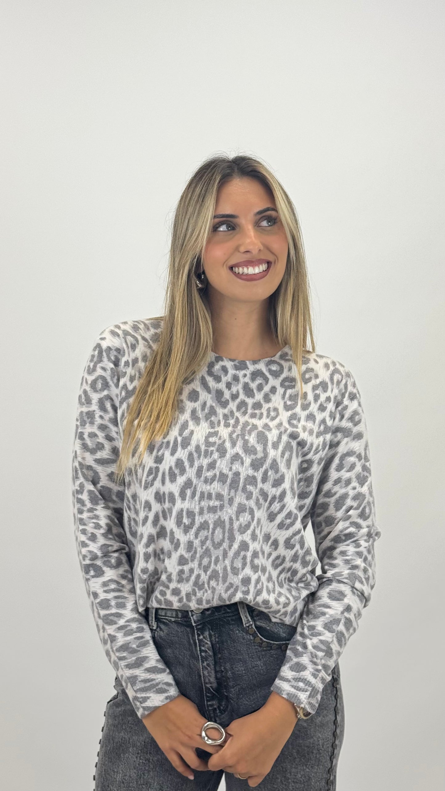 Camisola estampado animal tons cinza e branco