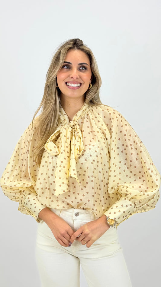 Blusa amarelo-claro com pintas camel