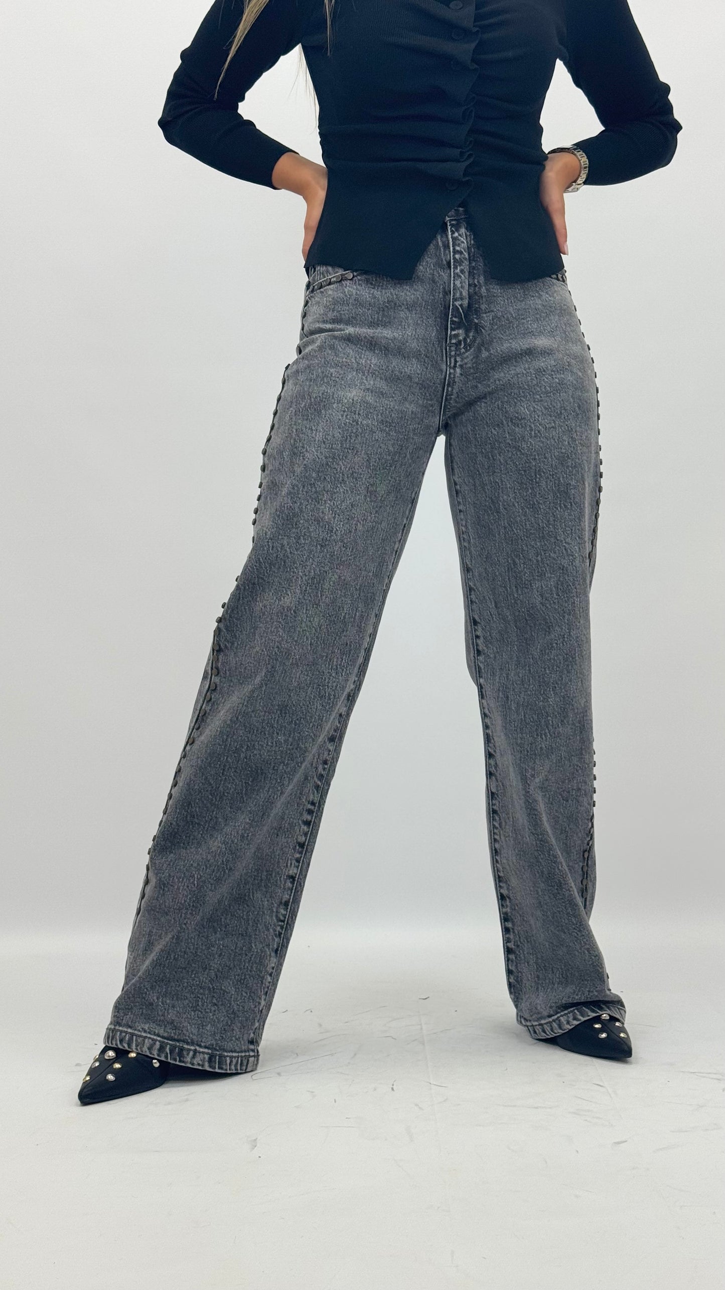 Calça wide-leg de ganga cinza com tachas