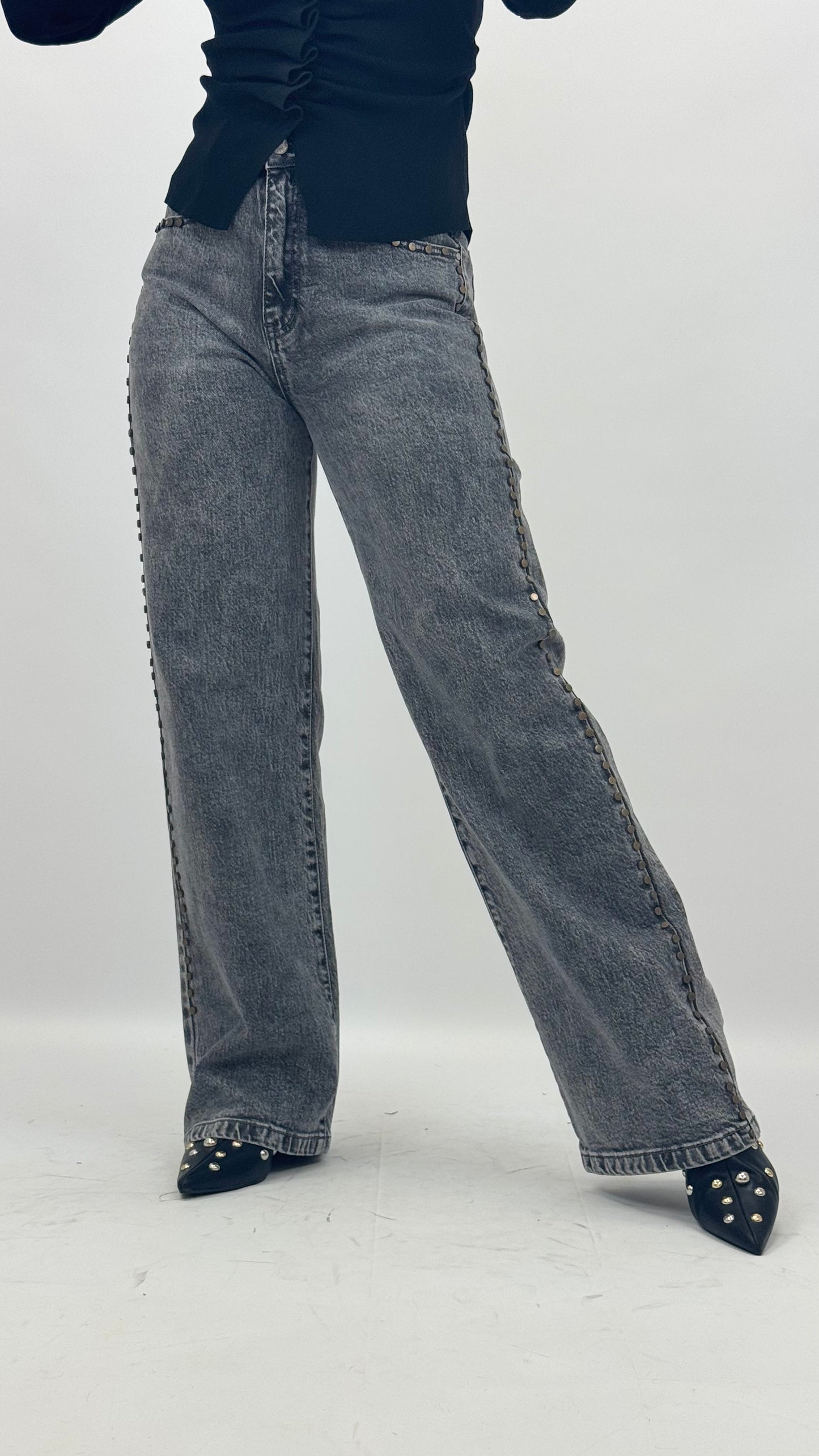 Calça wide-leg de ganga cinza com tachas