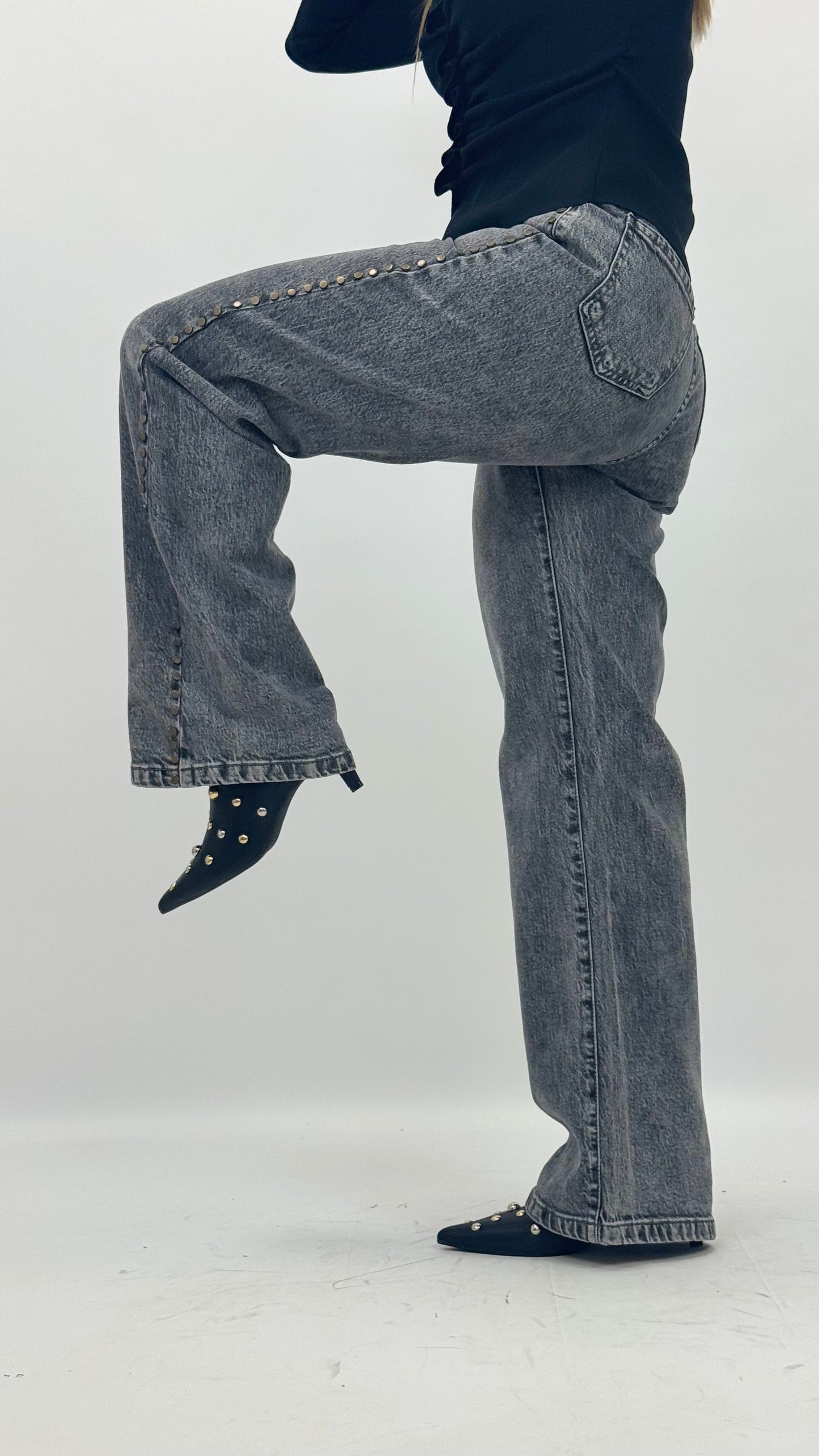 Calça wide-leg de ganga cinza com tachas