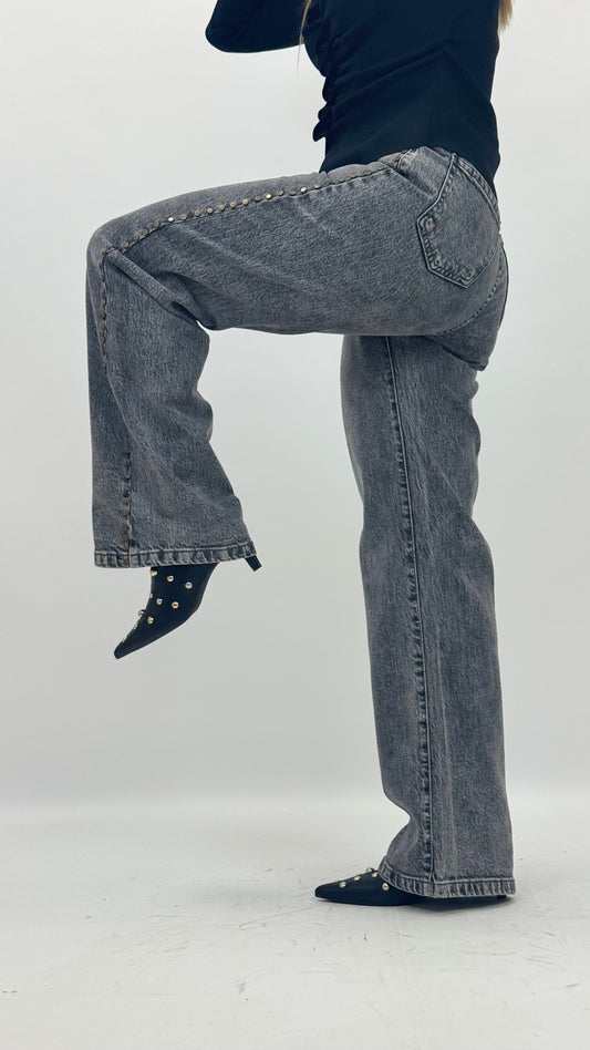 Calça wide-leg de ganga cinza com tachas