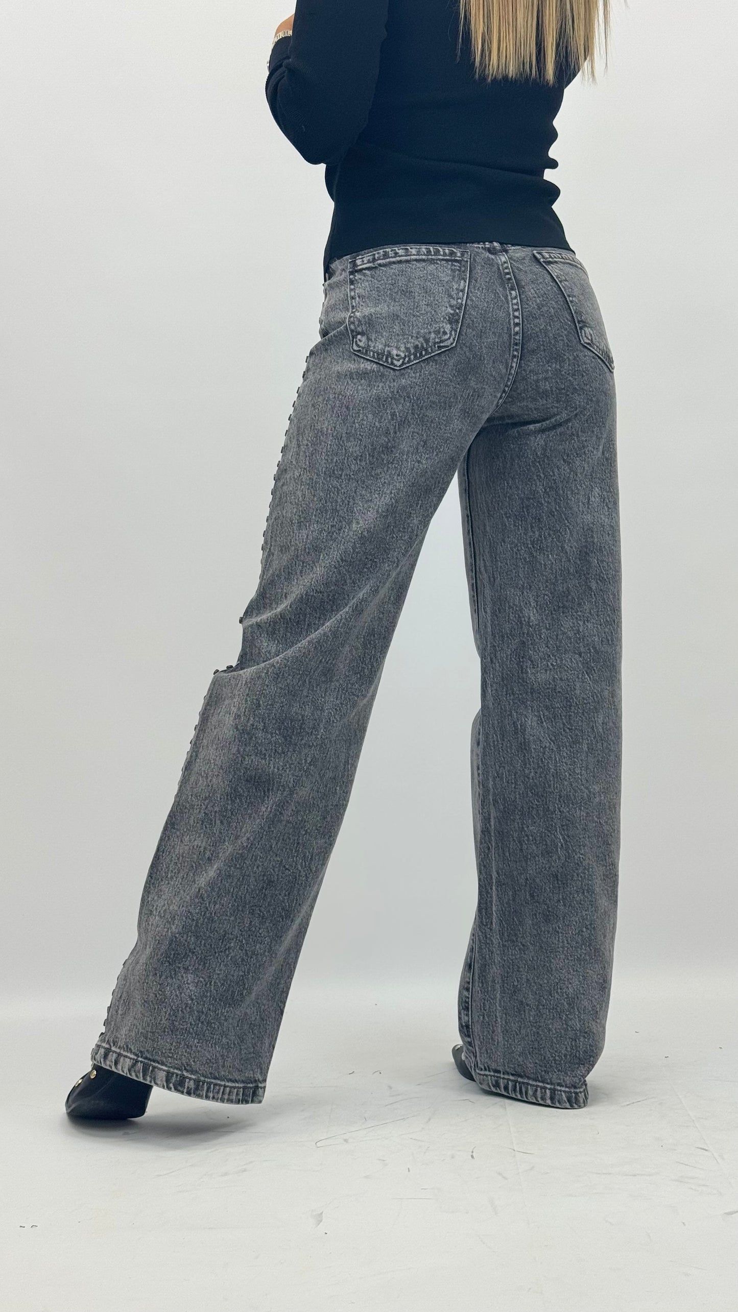 Calça wide-leg de ganga cinza com tachas