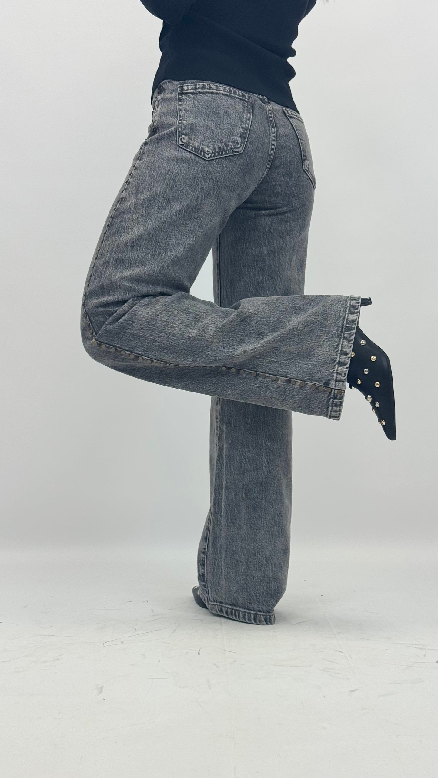 Calça wide-leg de ganga cinza com tachas