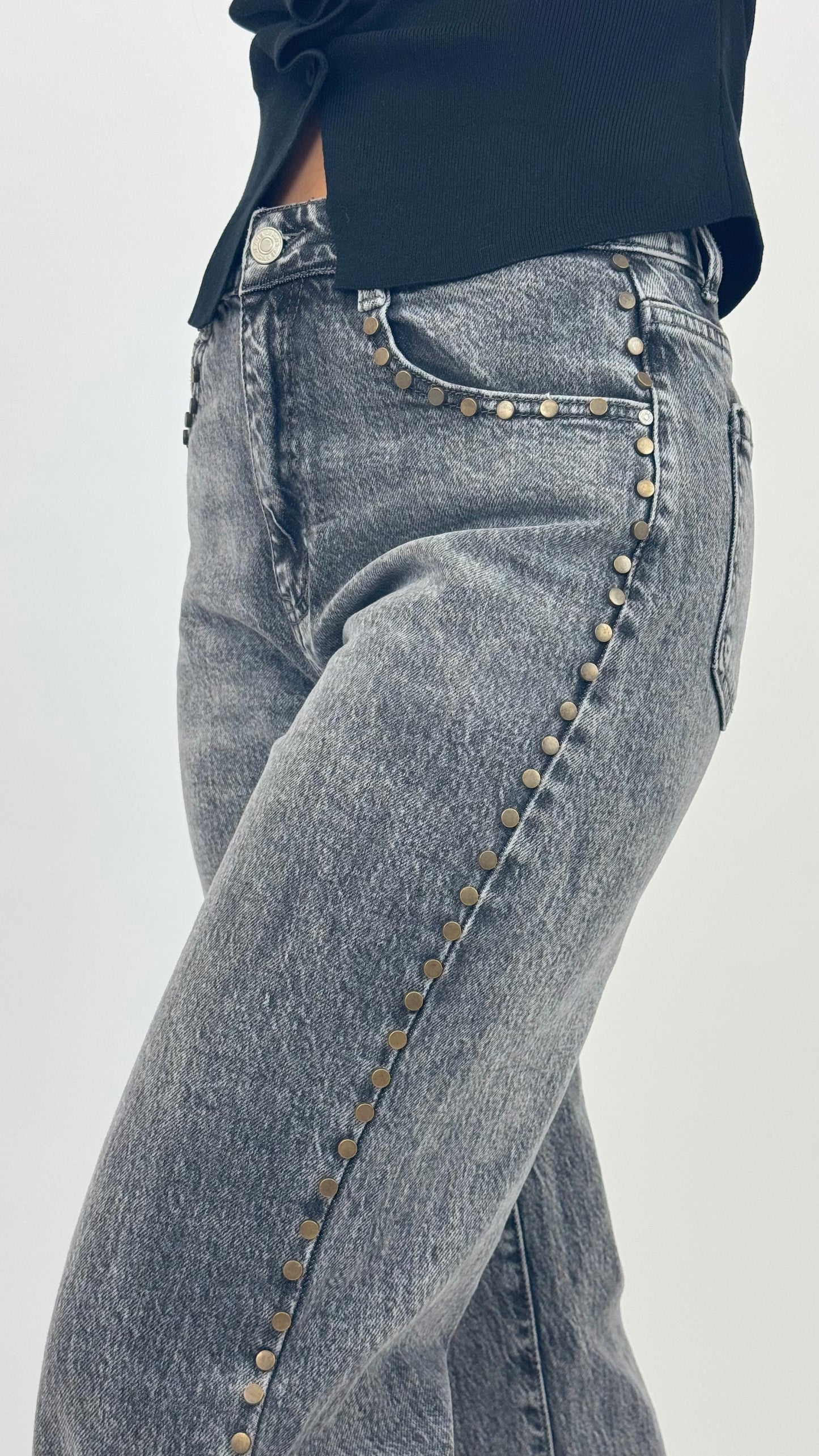 Calça wide-leg de ganga cinza com tachas