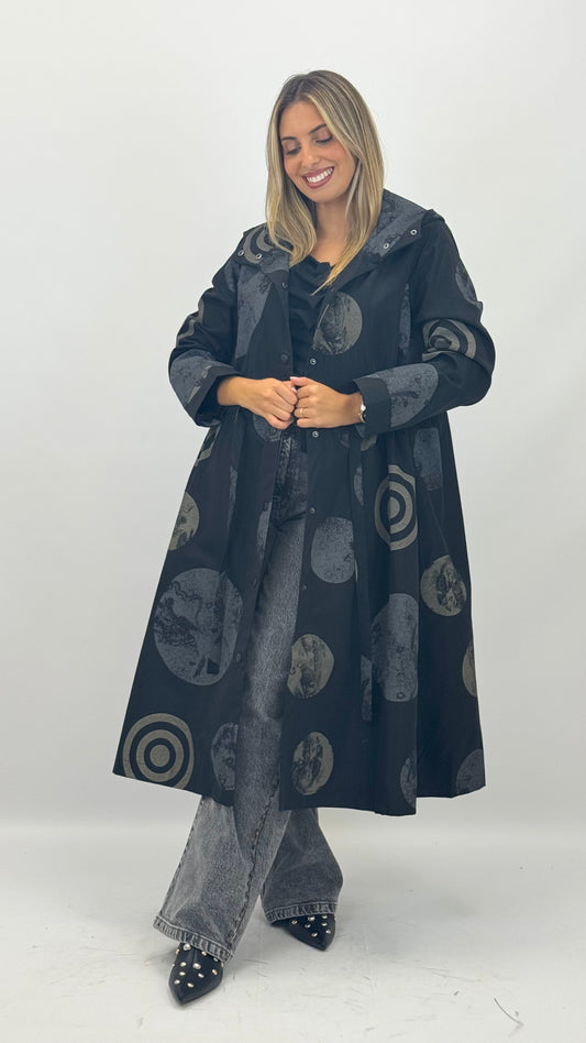 Parka comprida preta com estampado abstrato tons cinza