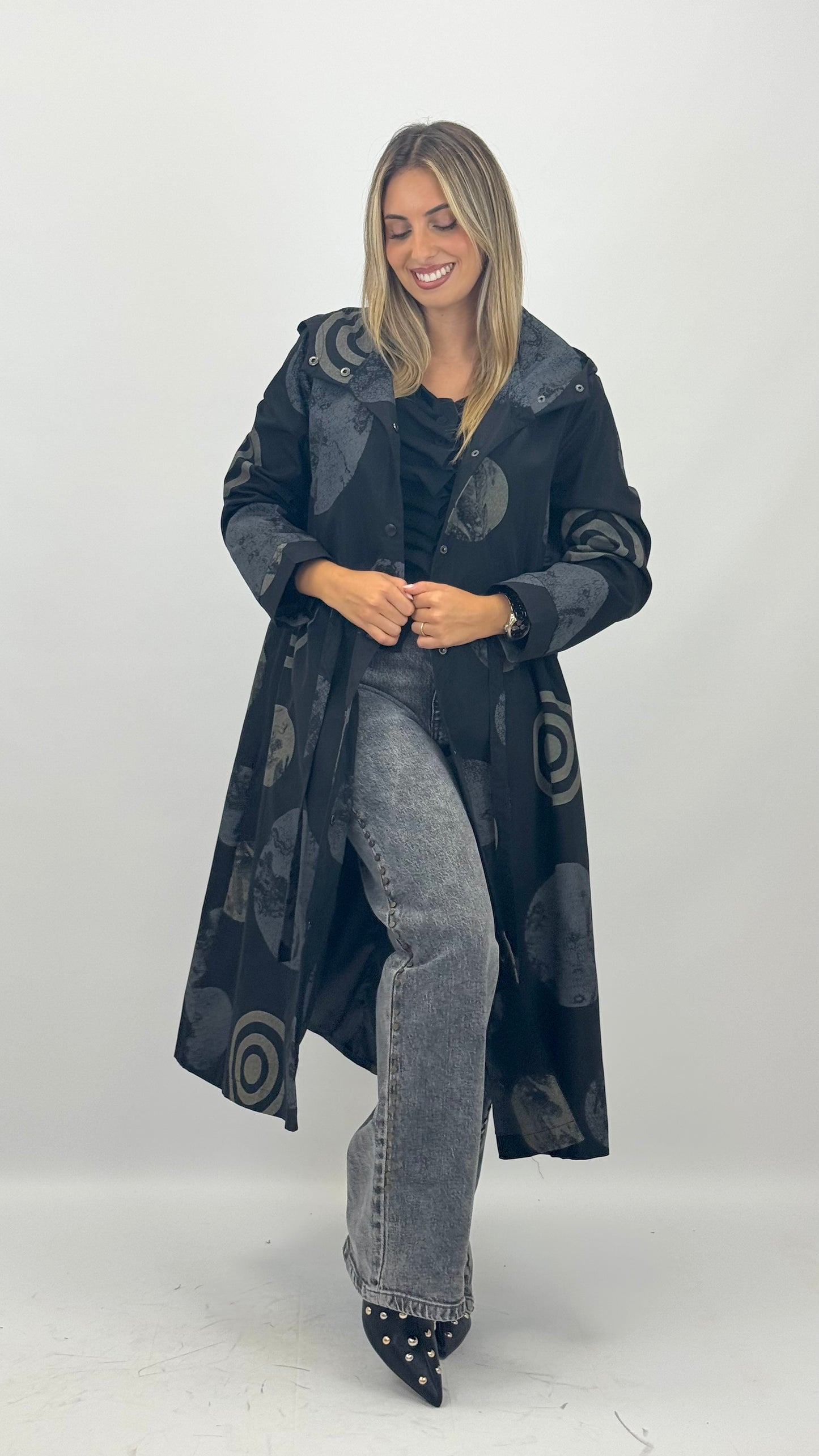 Parka comprida preta com estampado abstrato tons cinza