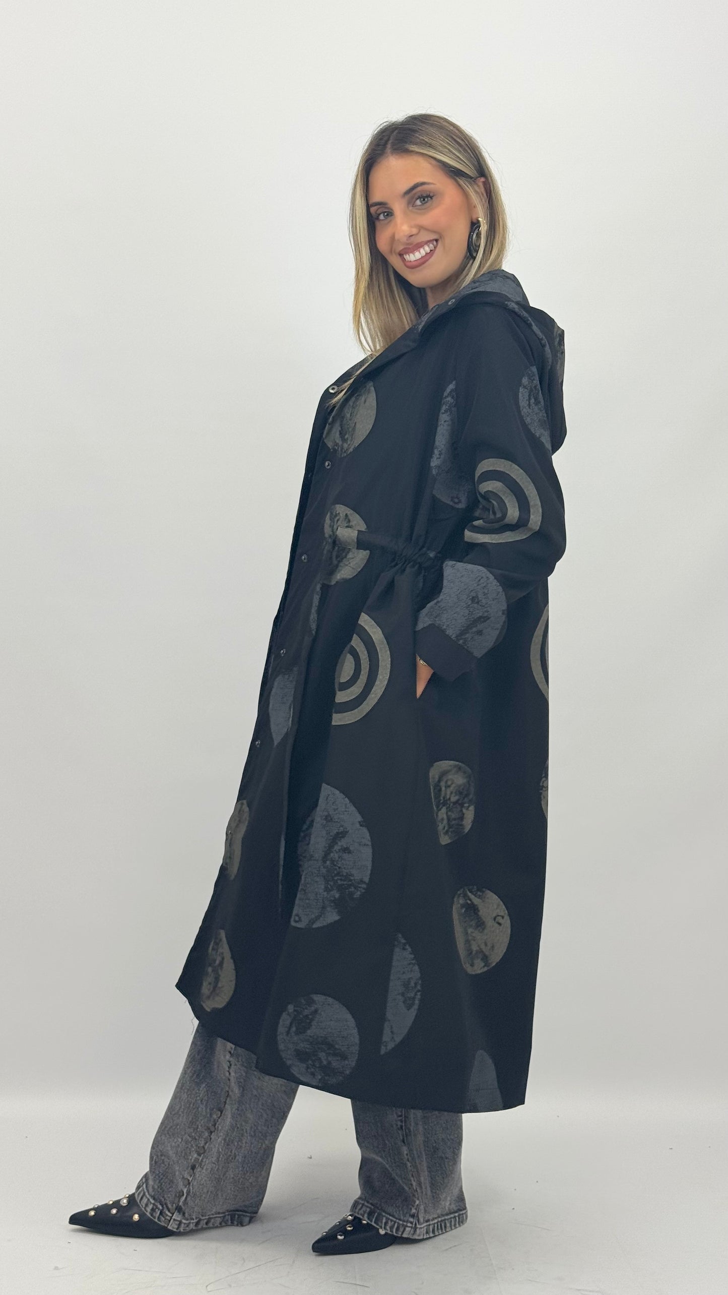 Parka comprida preta com estampado abstrato tons cinza