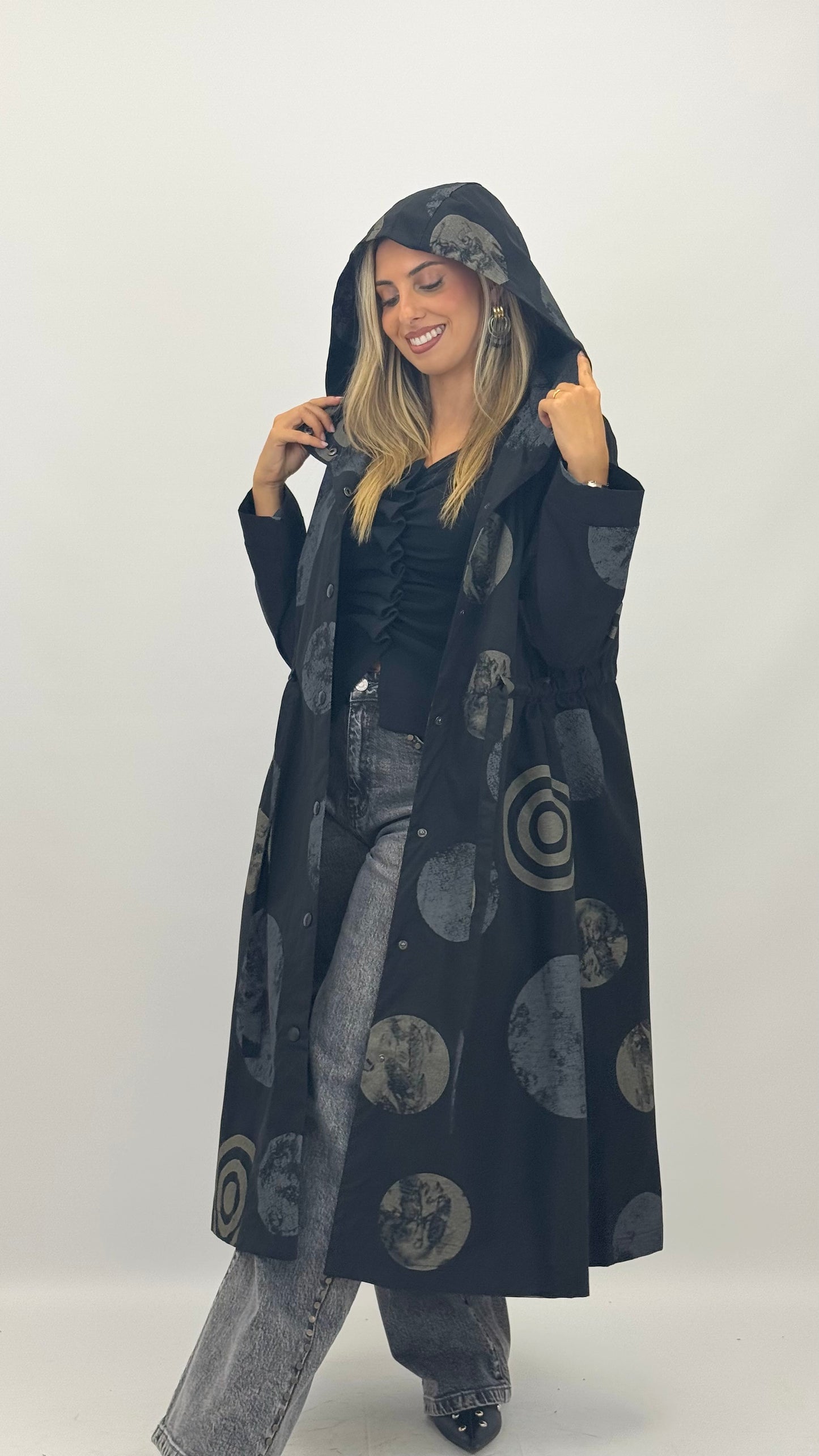 Parka comprida preta com estampado abstrato tons cinza