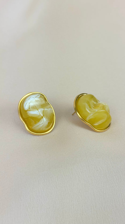 Brincos dourados com pedra amarela assimétrica