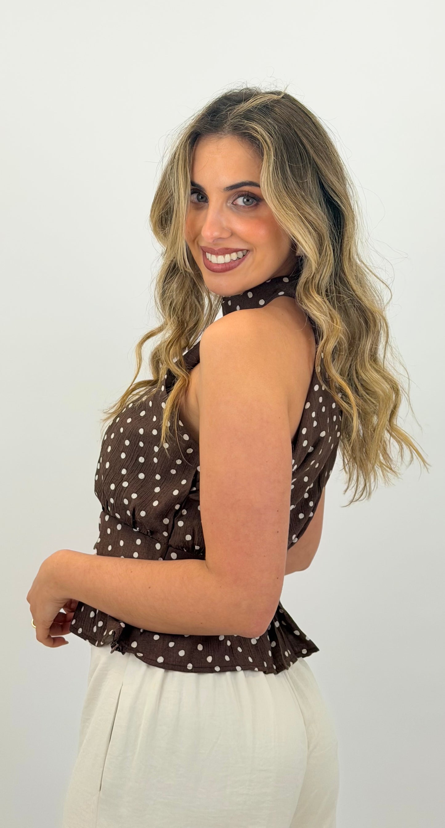 Top halter-neck castanho com pintinhas creme