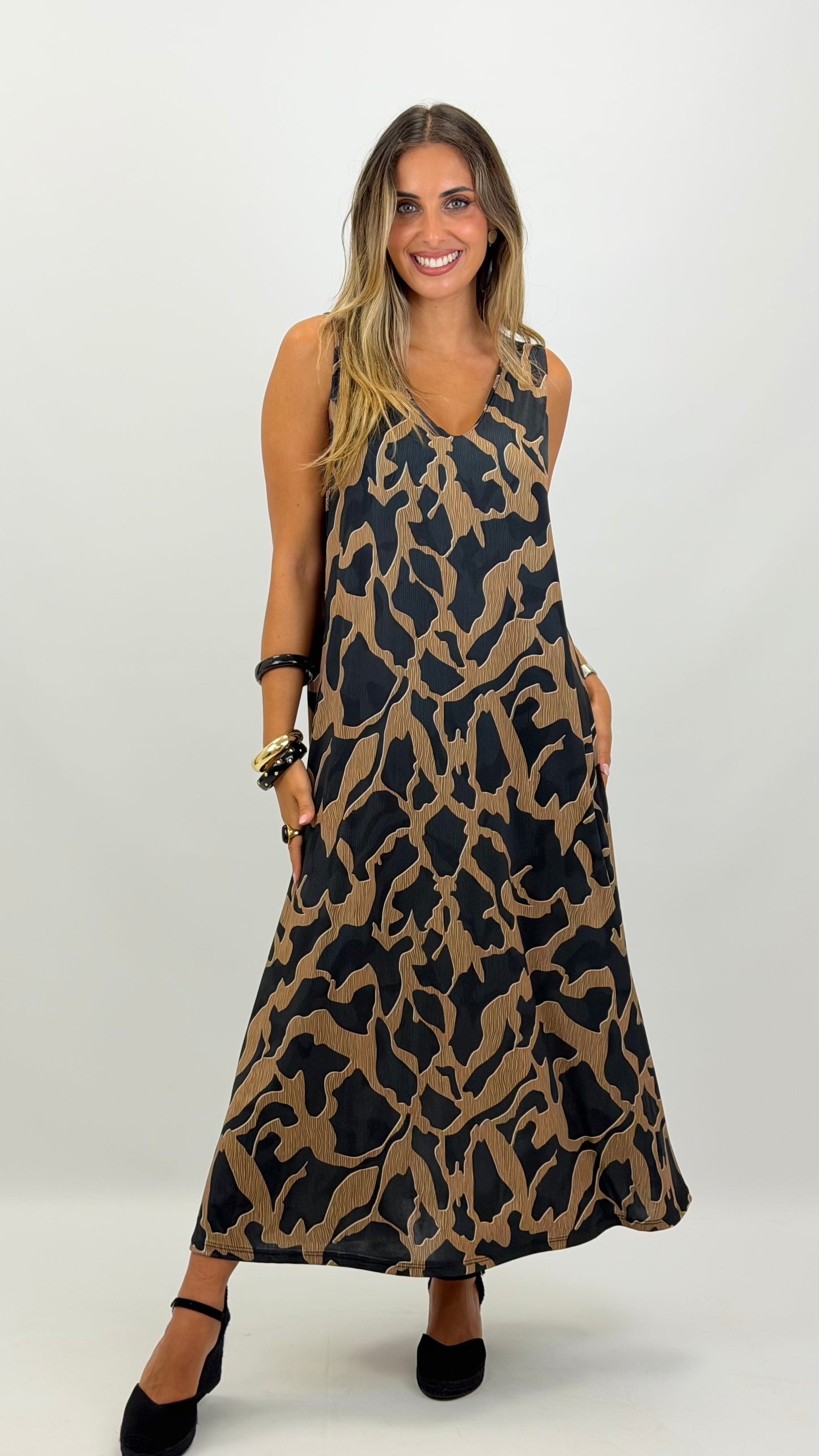Vestido estampado malha fria tons preto e camel