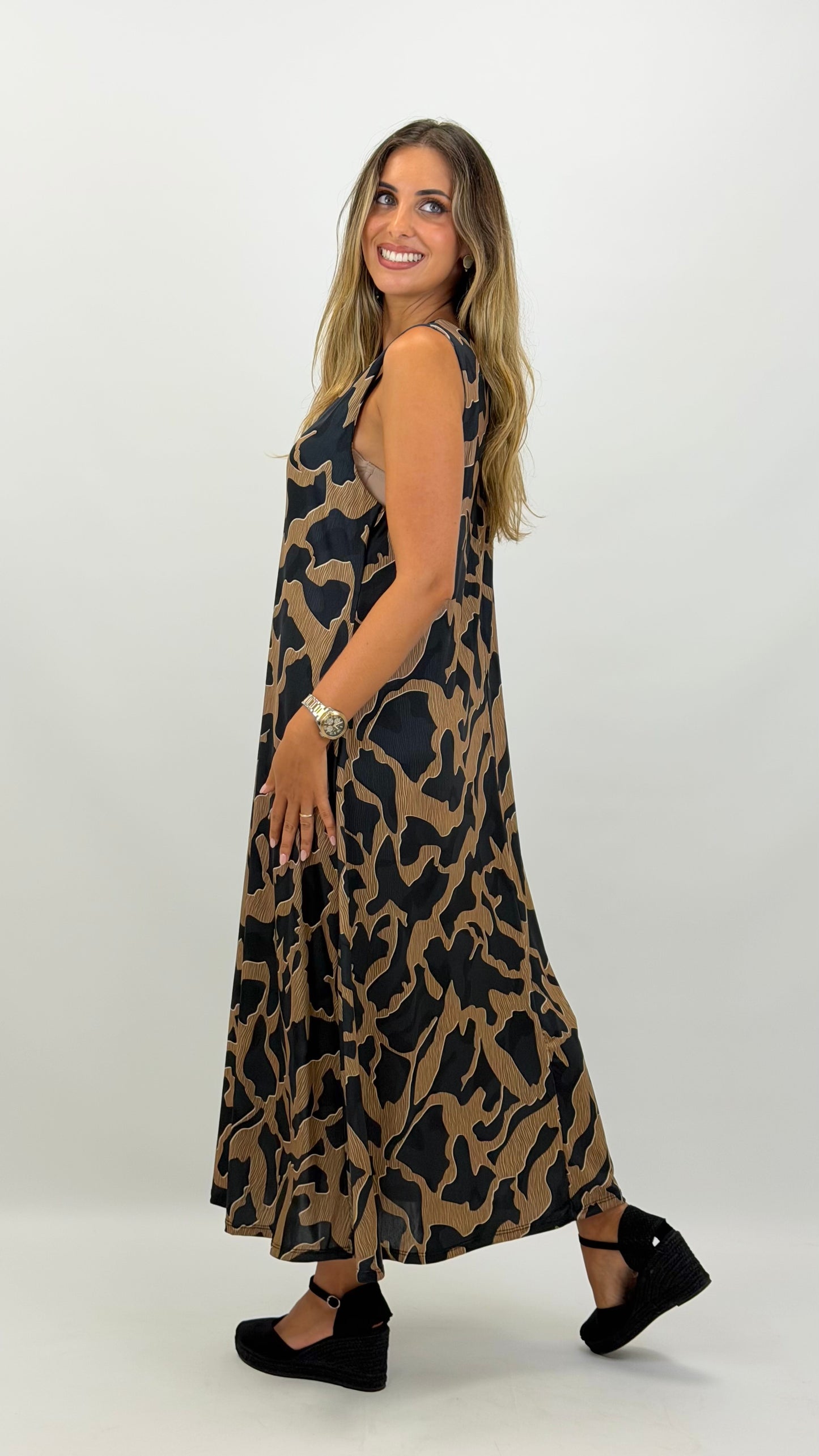 Vestido estampado malha fria tons preto e camel