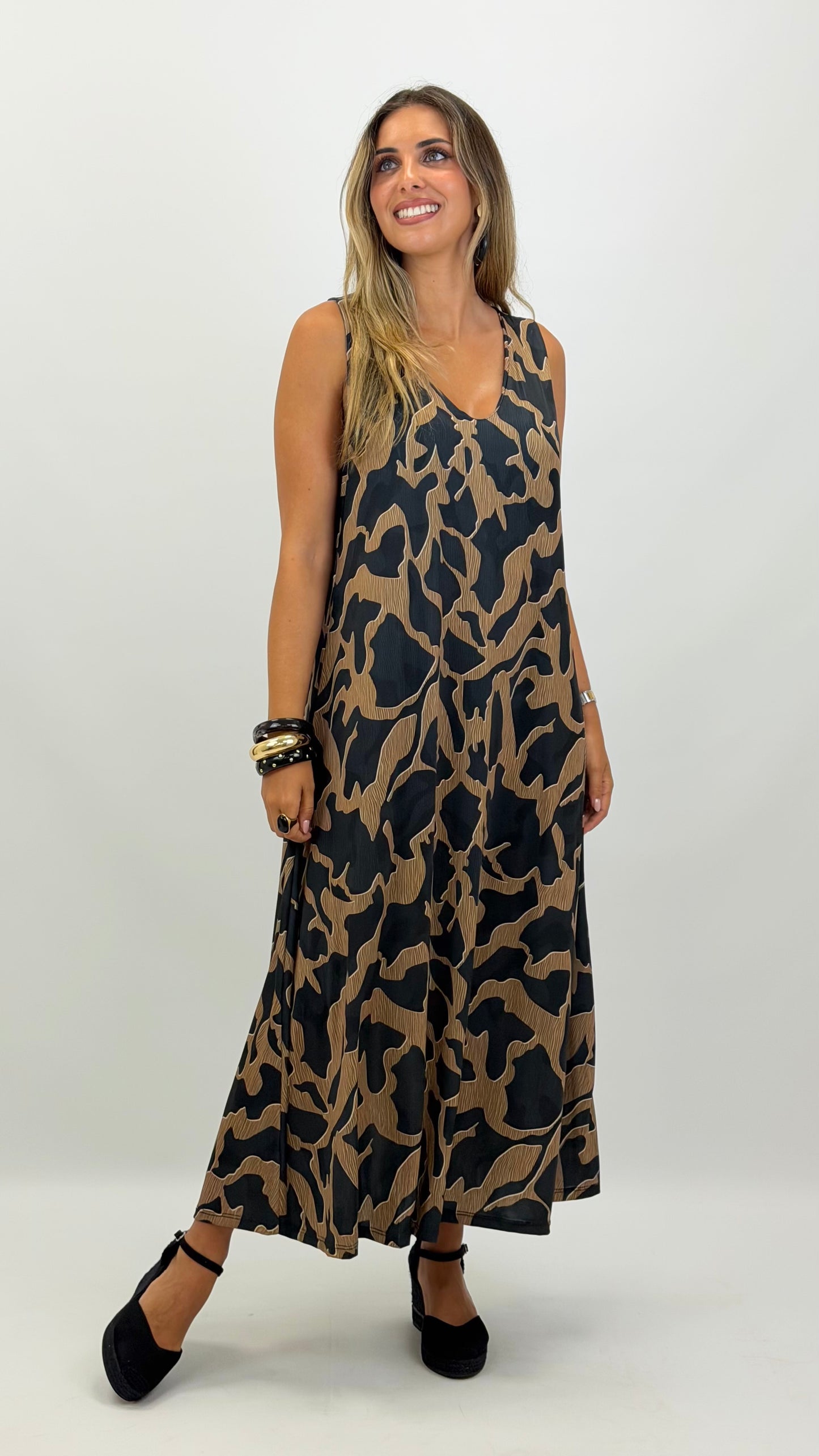 Vestido estampado malha fria tons preto e camel