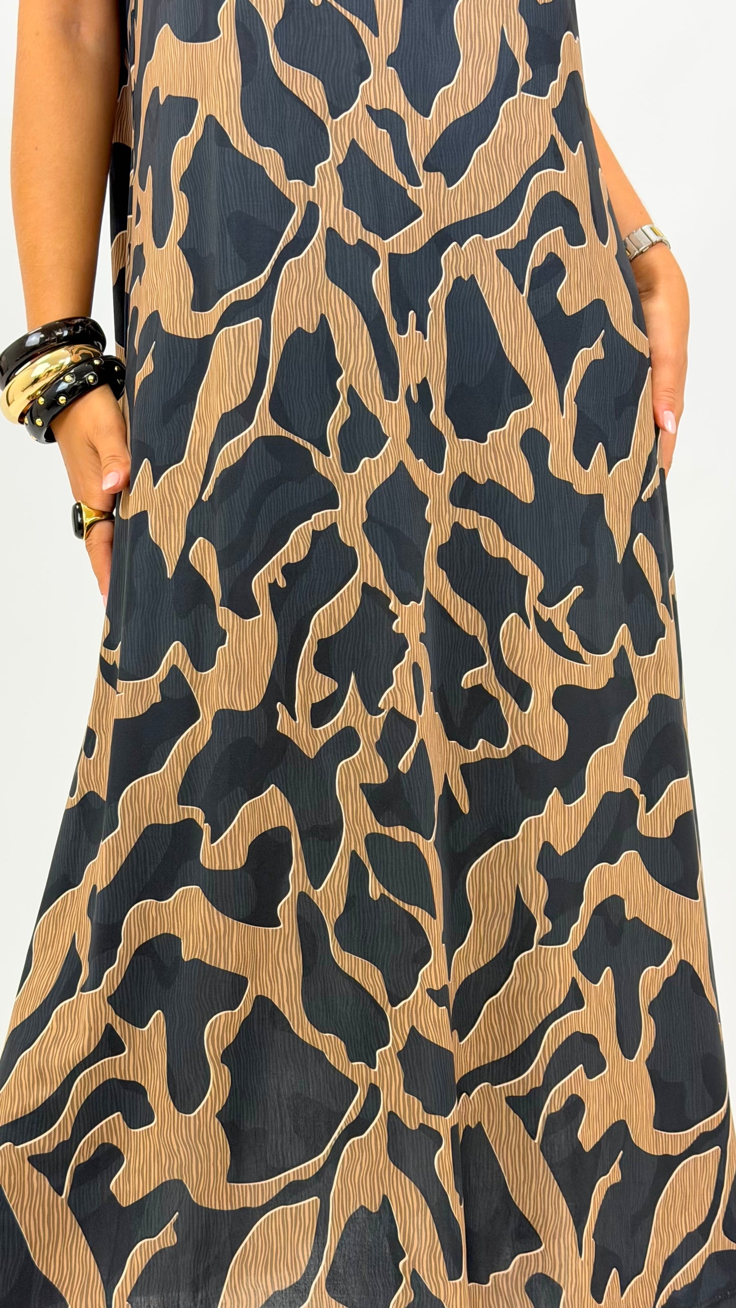 Vestido estampado malha fria tons preto e camel
