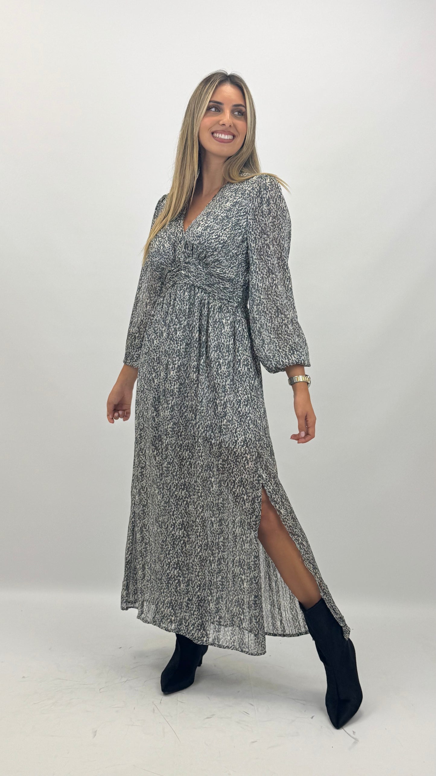 Vestido comprido estampado tons cinza