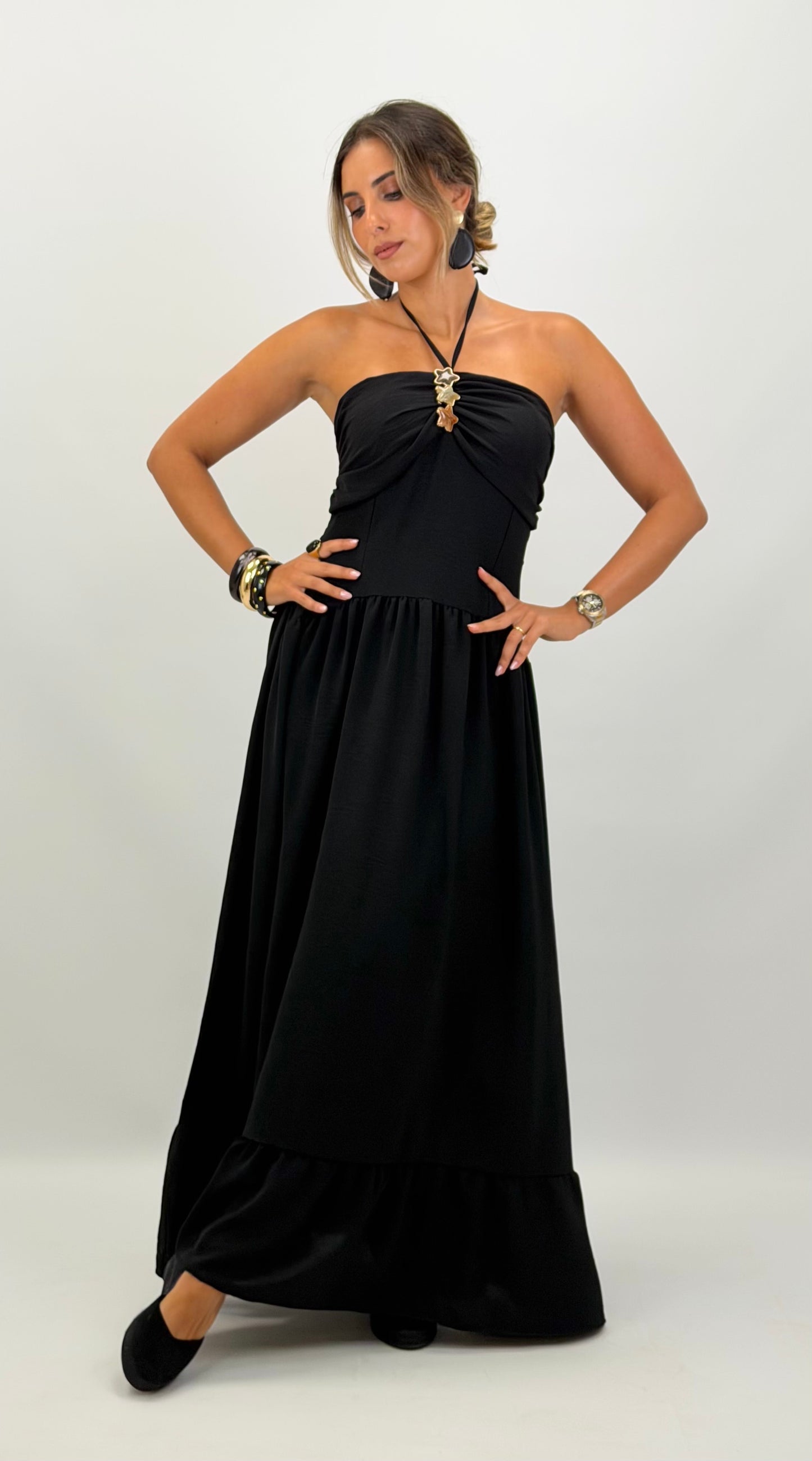 Vestido preto com estrelas no decote