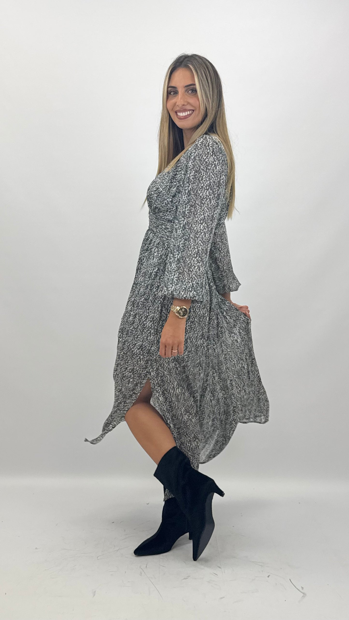 Vestido comprido estampado tons cinza